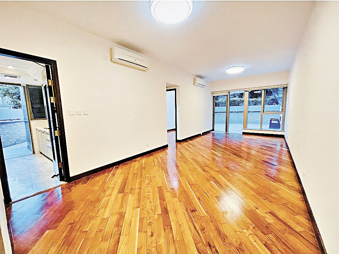 ■長方形巨廳盡頭是戶外花園。