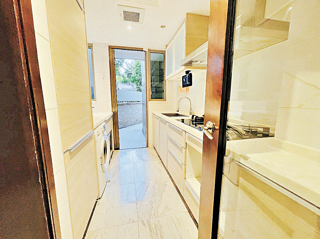 ■廚房一邊是煮食爐具長枱，一邊則是雪櫃等家電。