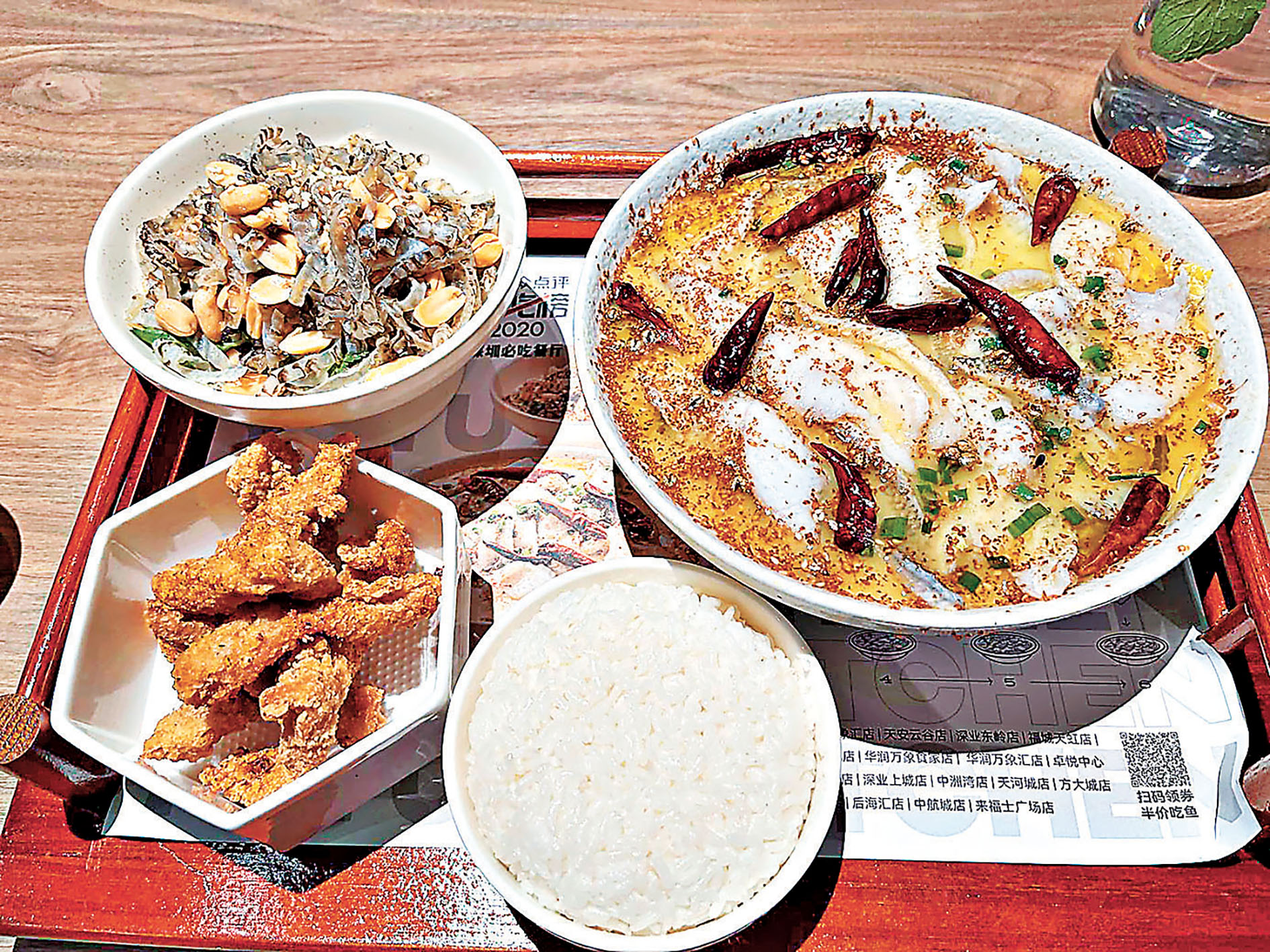 ■酸菜鱸魚的魚片大大塊，鮮嫩爽滑超入味。