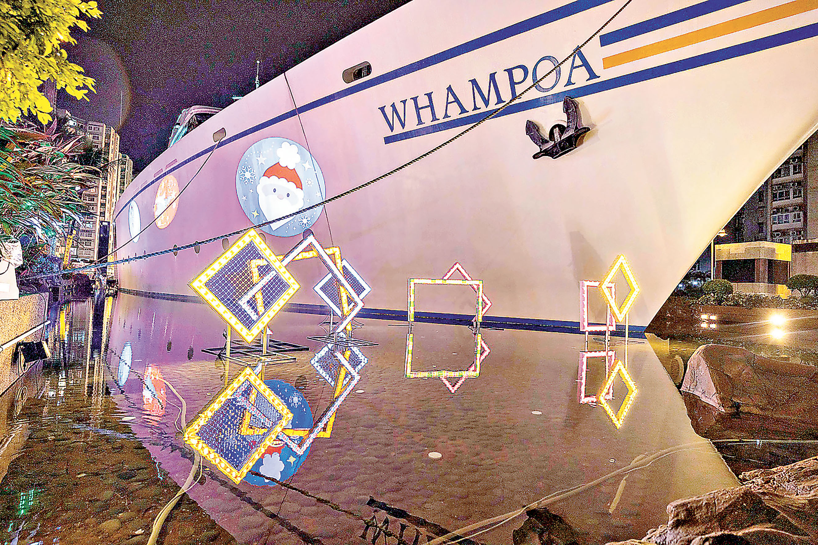 ■船身輪流投影聖誕圖案。