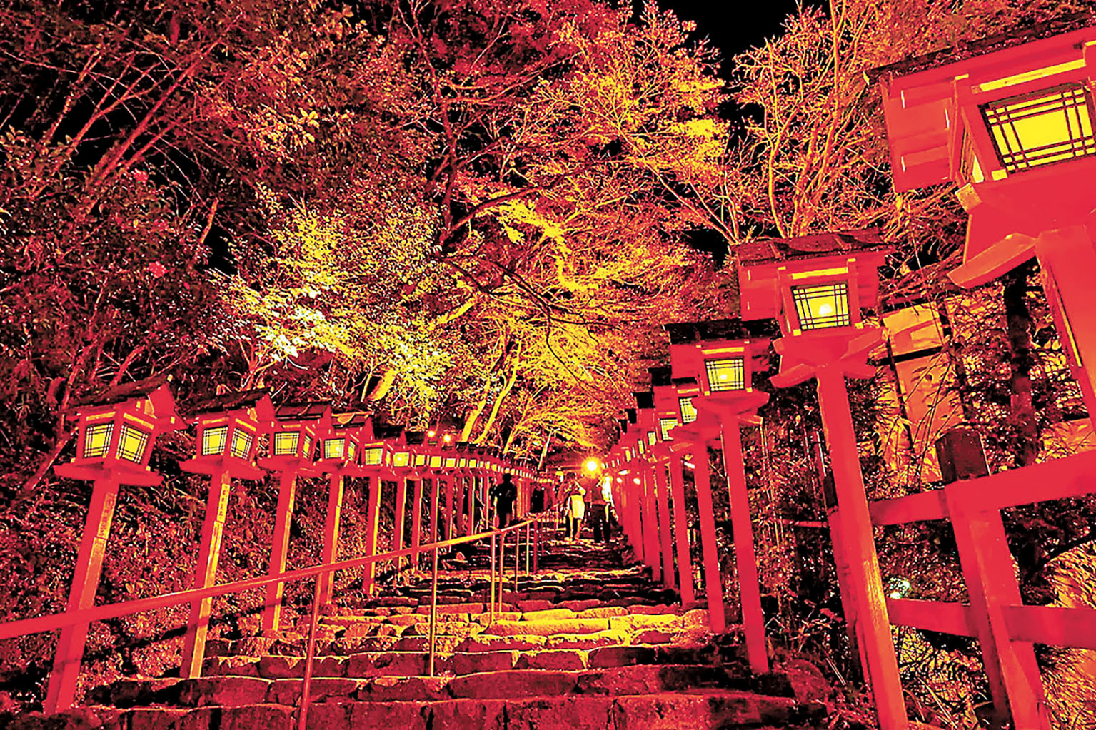 ■貴船神社山腳下燈籠晚間點亮。