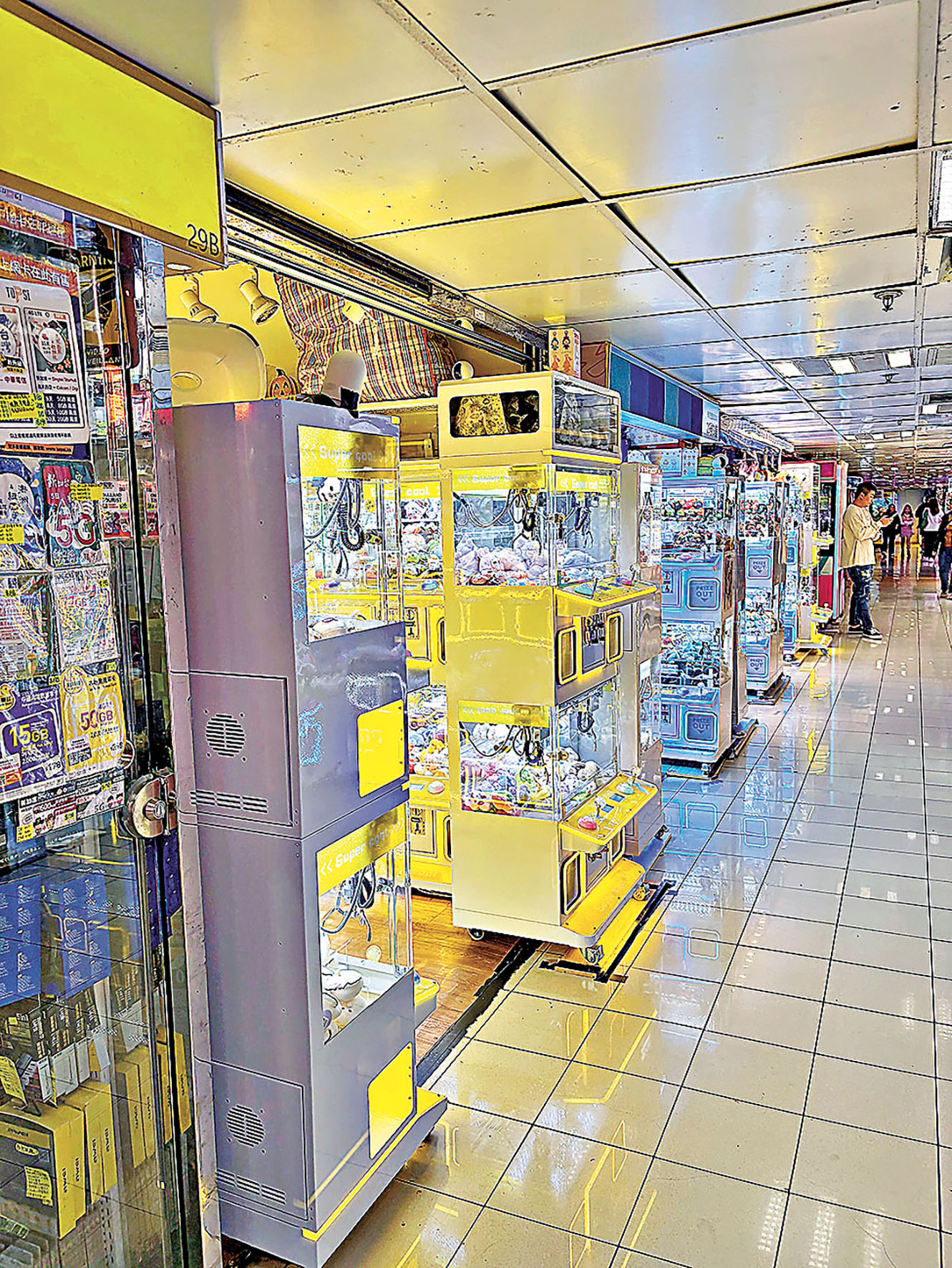 ■屯門華都商場夾公仔店超過25間，大多連店名都無。