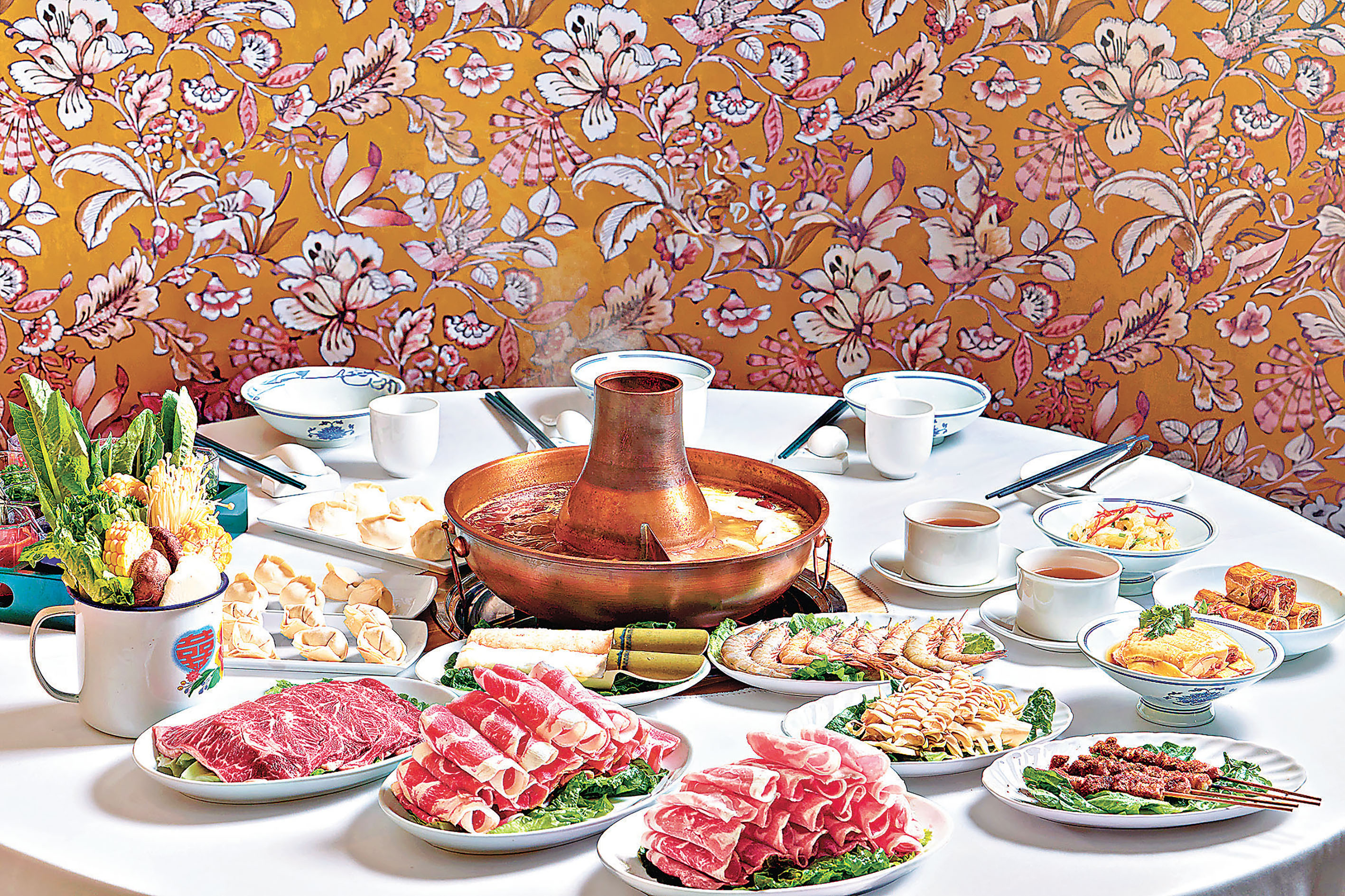 ■涮羊肉四人套餐菜式豐富。