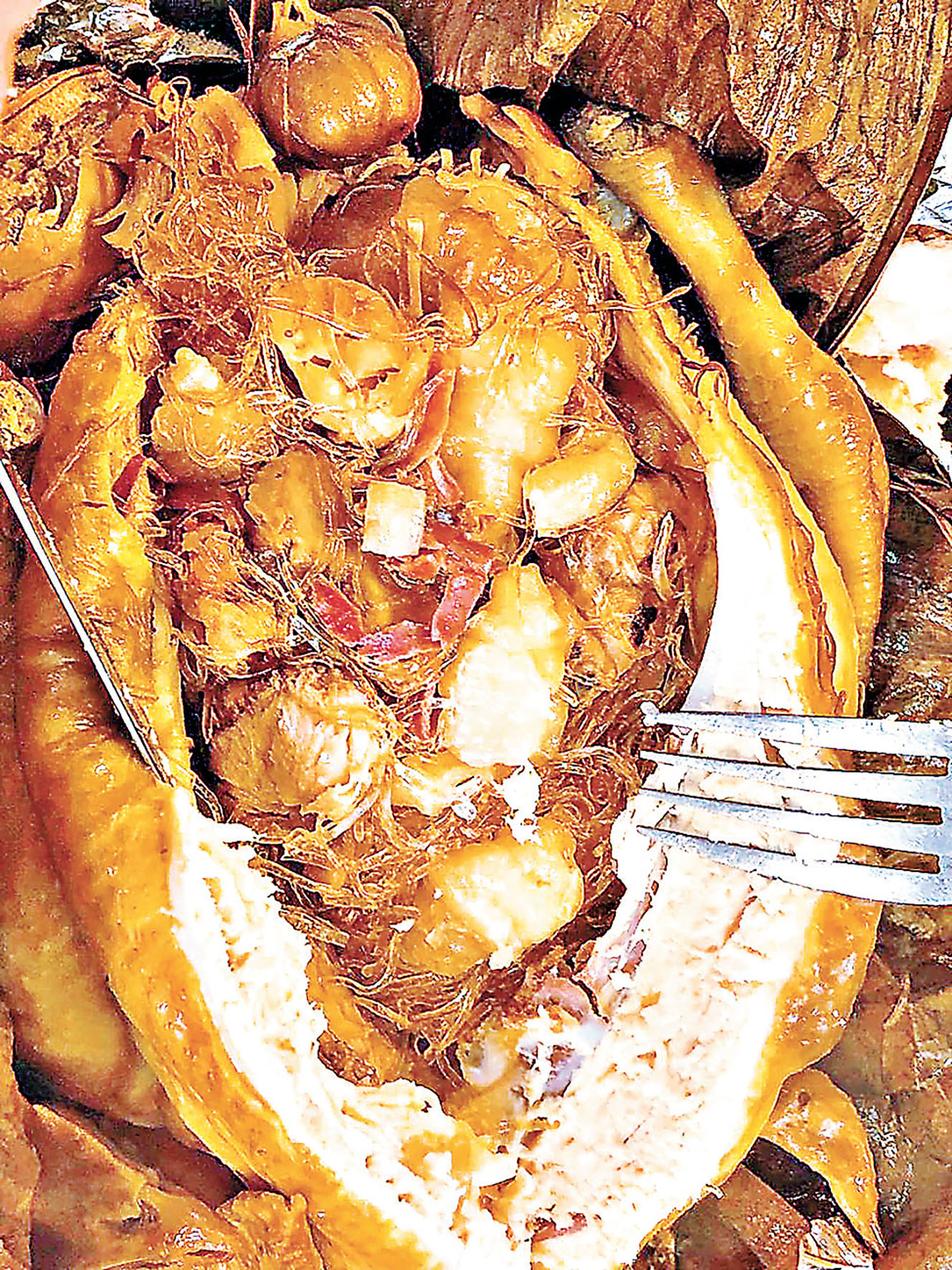 ■八寶富貴雞餡料十足。