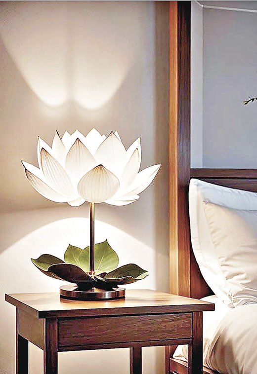■座枱蓮花燈，滿室感覺祥和。