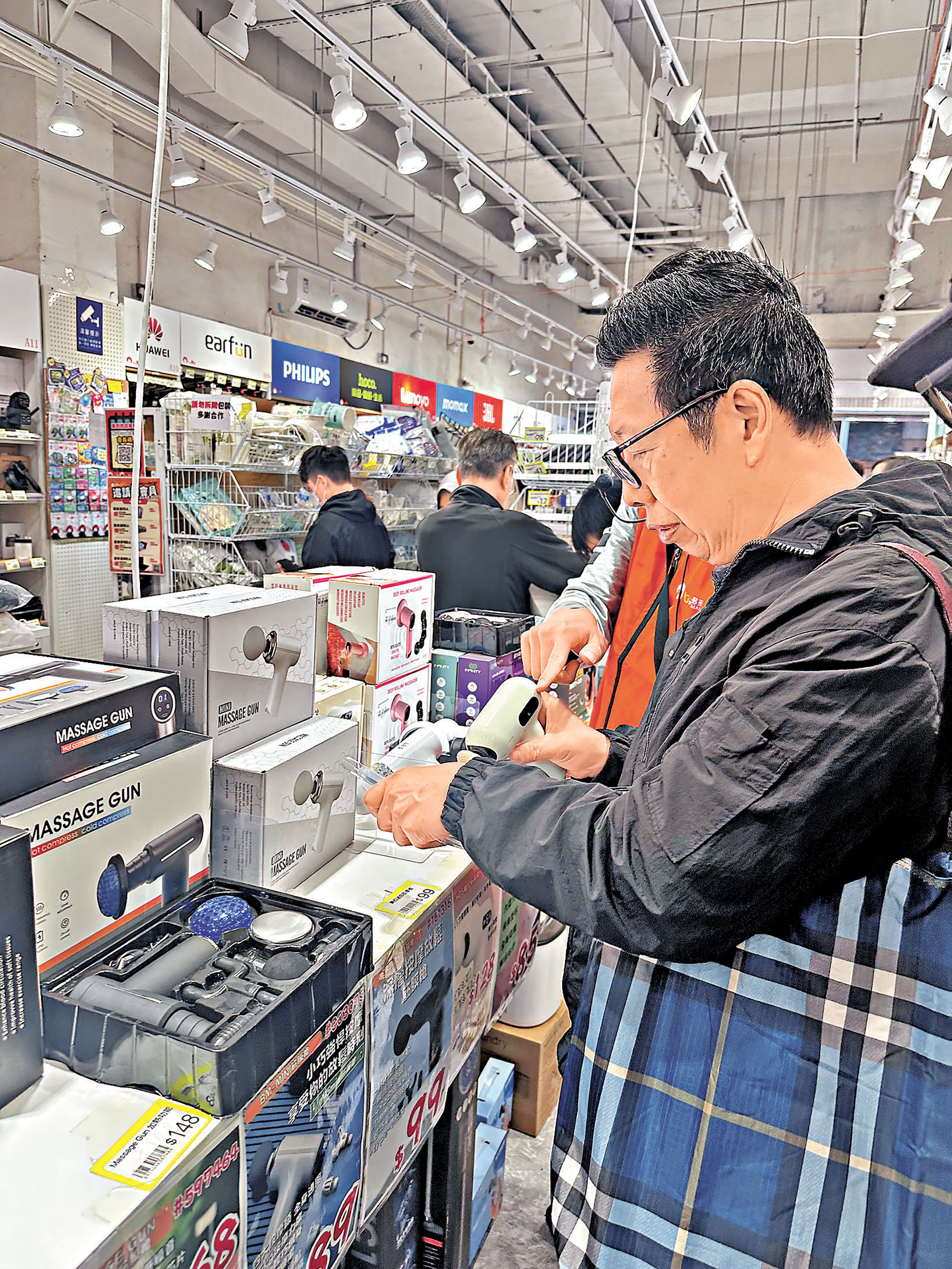 ■店員協助客人試用按摩槍。