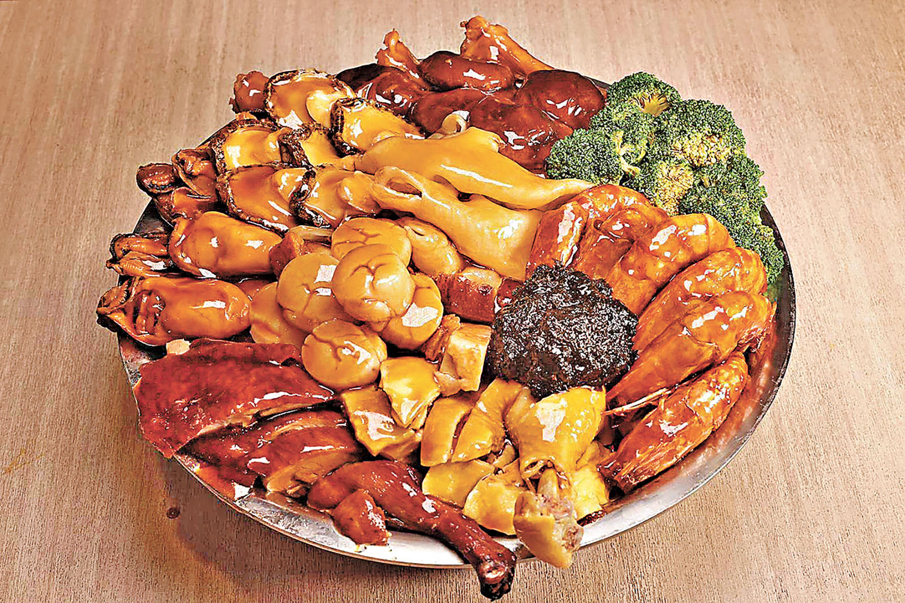 ■偉記冰室金蠔花膠鮑魚盆菜，用料上乘。