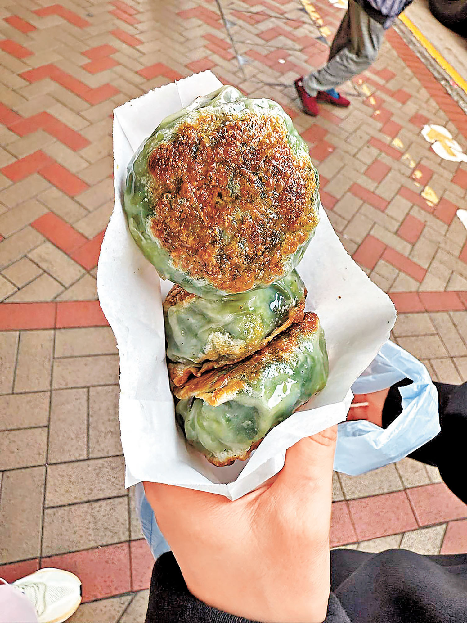 ■韭菜餅皮薄餡厚。