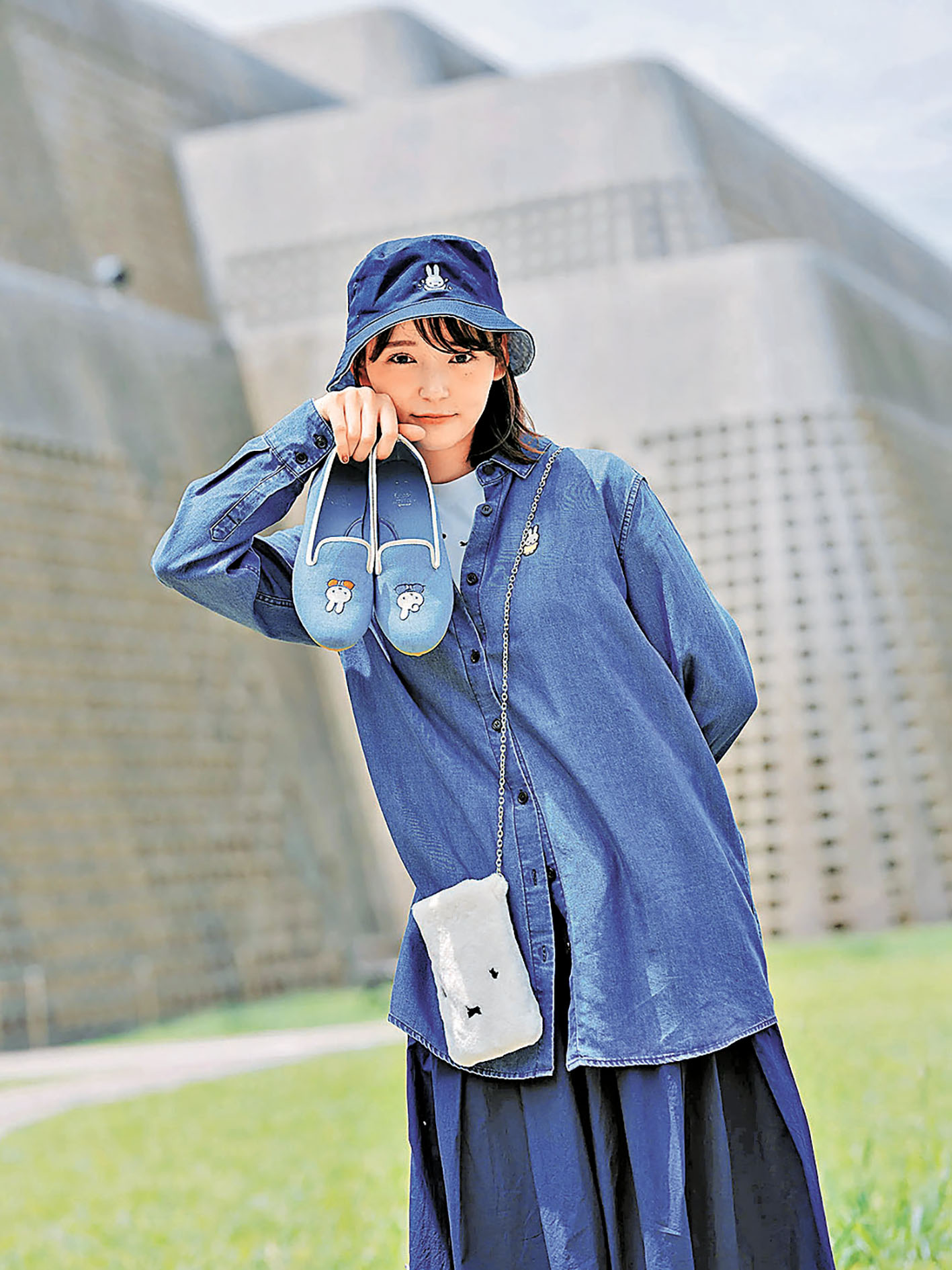 ■MIFFY MINI CHAIN BAG 290元;MIFFY DENIM LOAFERS 590元;MIFFY DENIM BUCKET HAT 190元