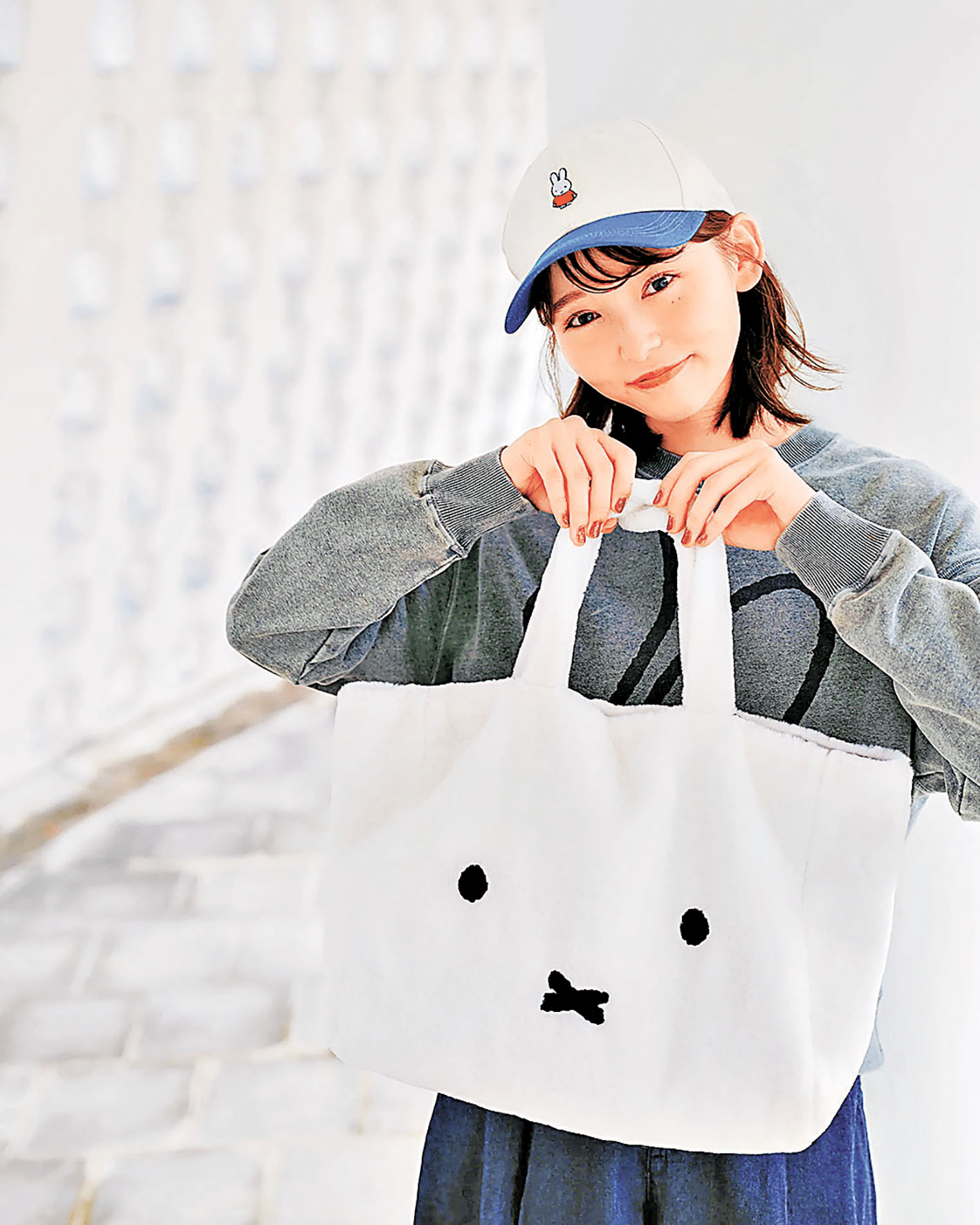 ■MIFFY DENIM CAP 190元;MIFFY FLUFFY TOTE BAG 390元;MIFFY WASHED SWEATSHIRT 490元