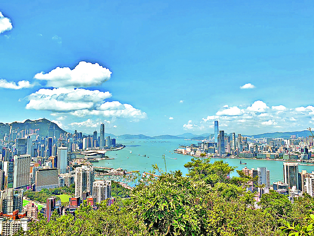 ■登紅香爐峰一覽維多利亞港景色。