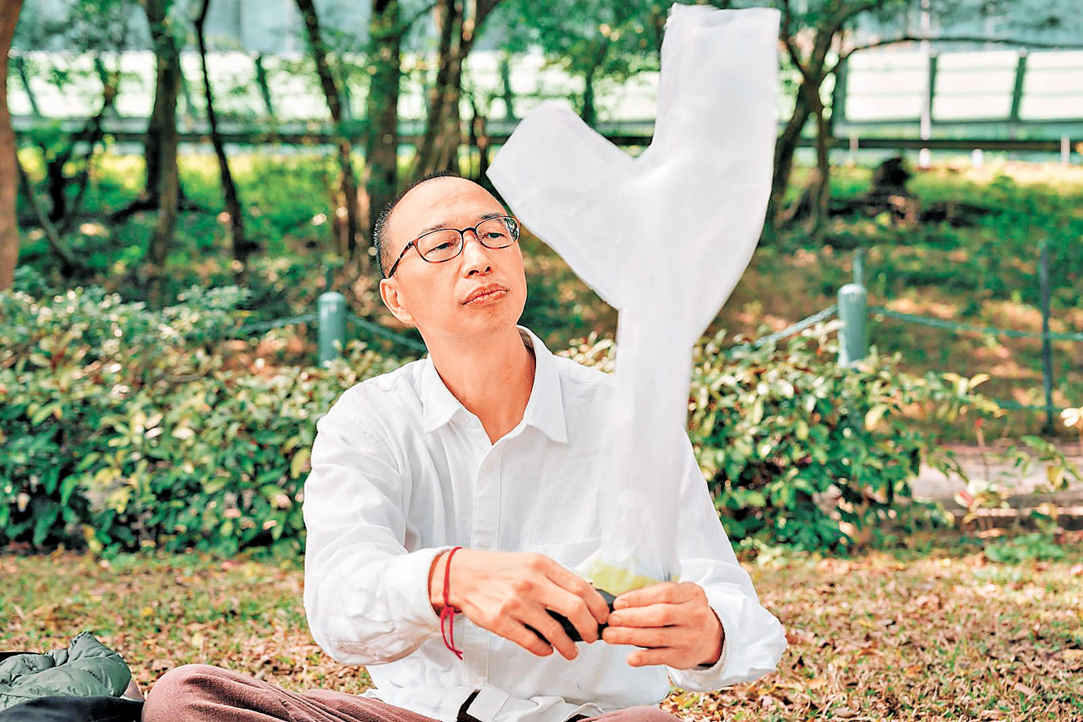 ■何遠良正創作超大型充氣珊瑚。