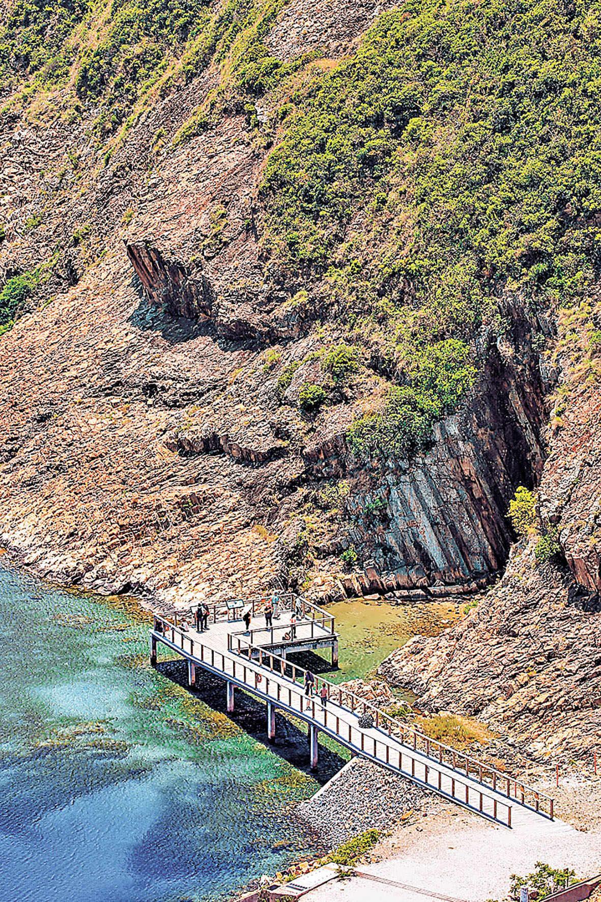 ■近距離觀察海蝕洞。