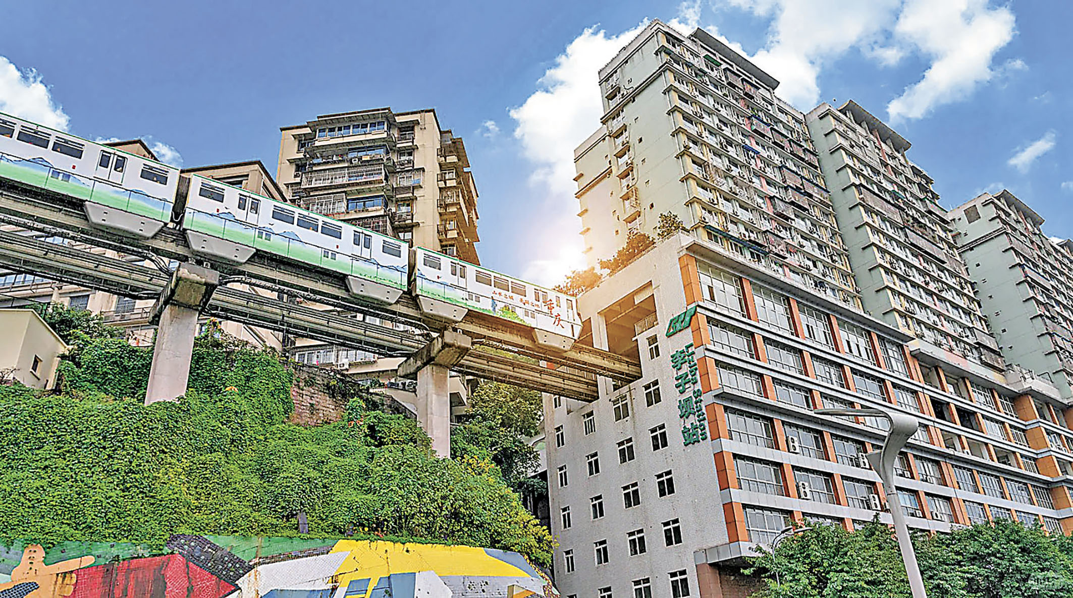 ■李子壩站採用「站橋分離」的結構形式建造,減低列車穿樓時的震動。