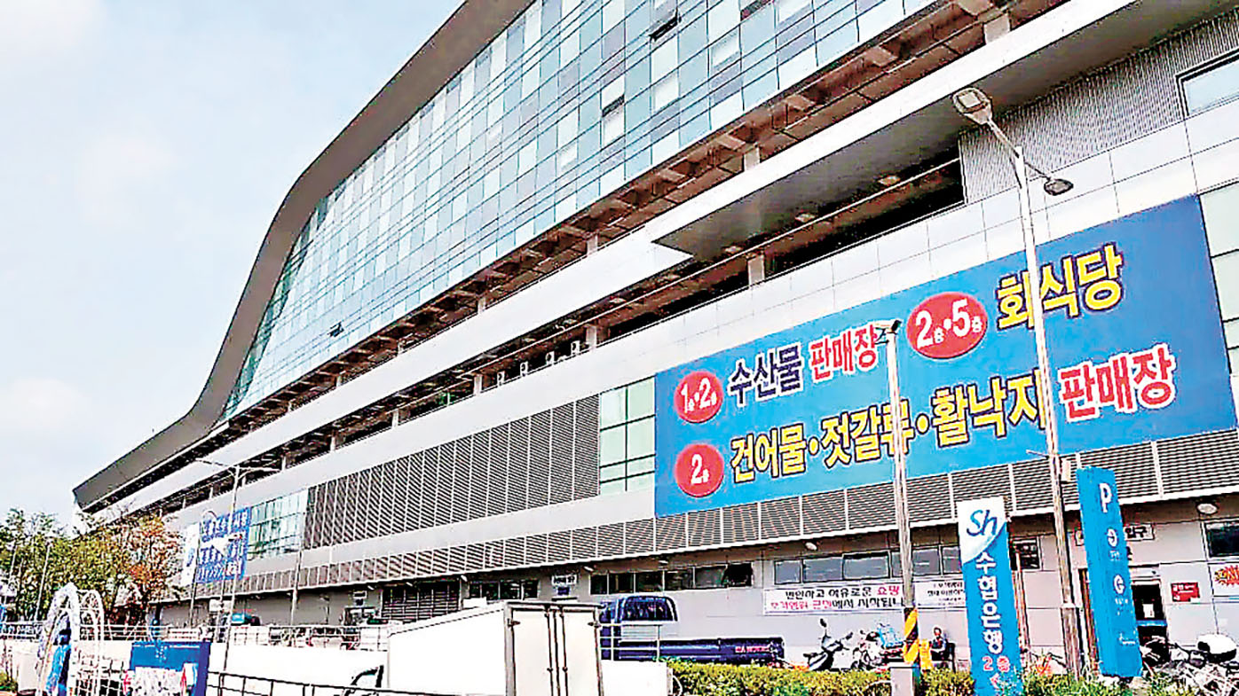 ■鷺梁津魚市場位於首爾鬧市。