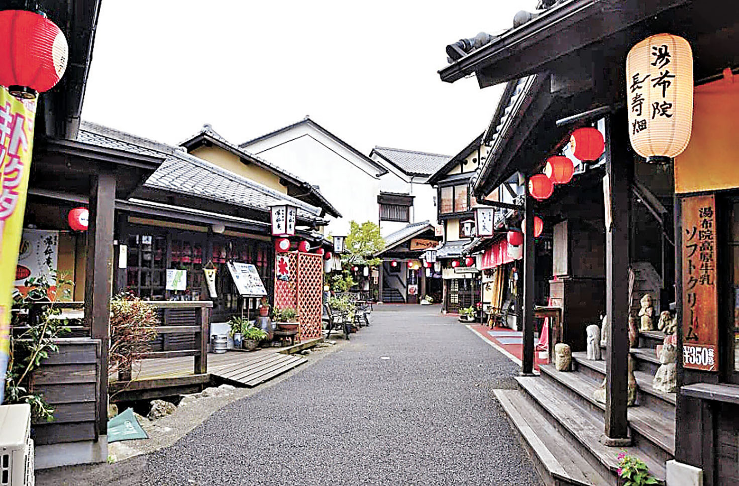 ■湯之坪街道兩旁都是售賣懷舊地道商品的商店。
