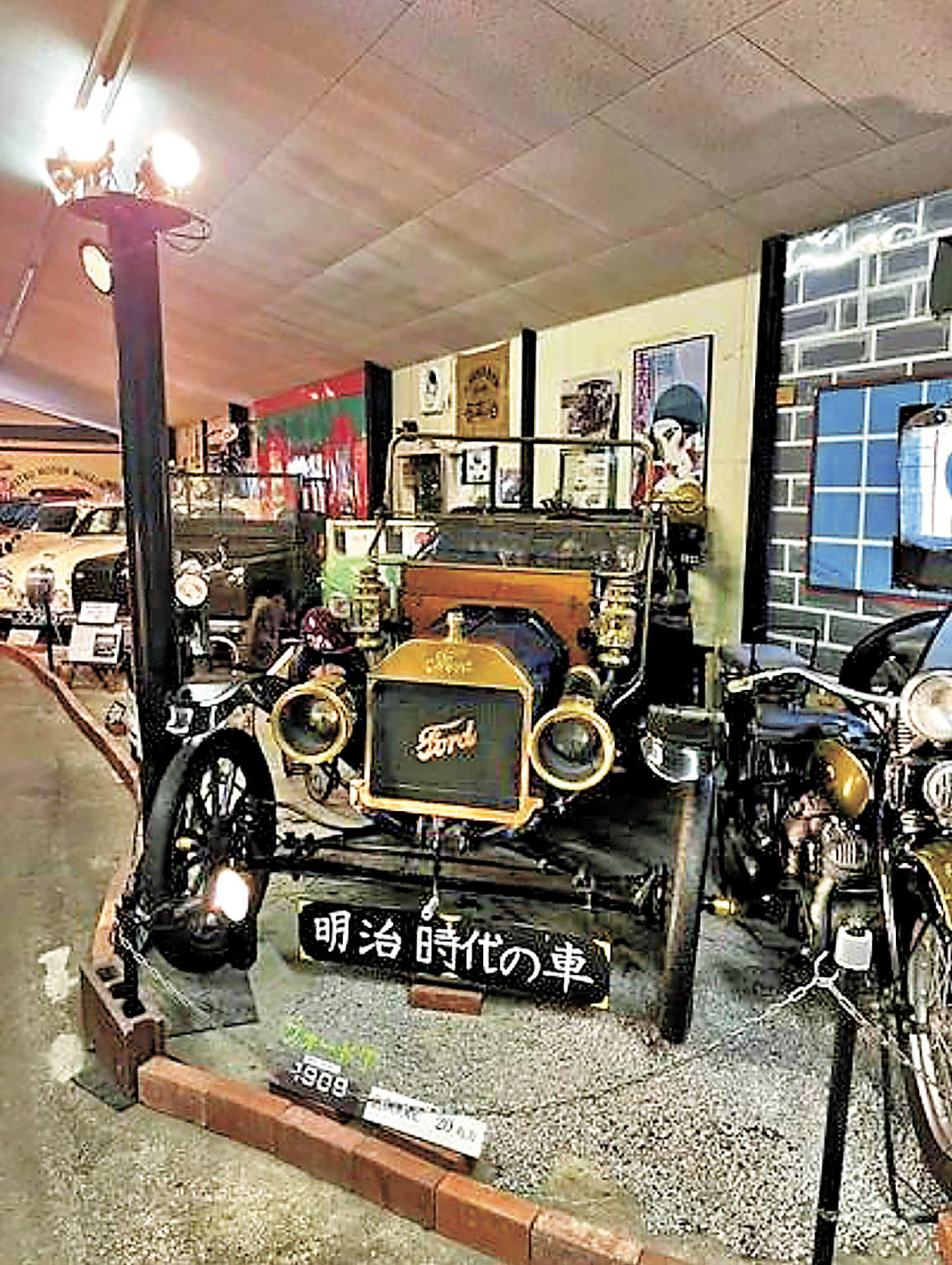 ■汽車博物館展示的明治時代的汽車。