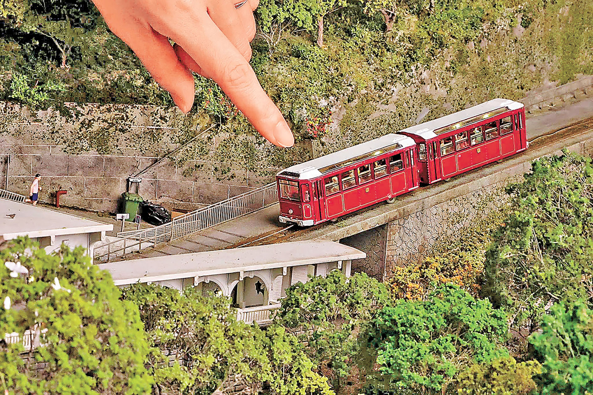 ■山頂展出《山頂纜車》。