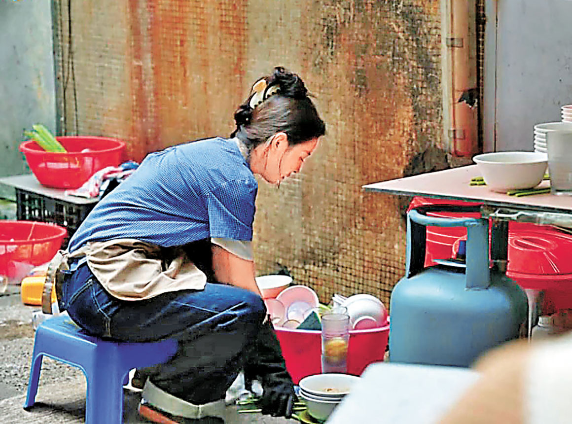 ■劇裏女主角到大牌檔兼職。