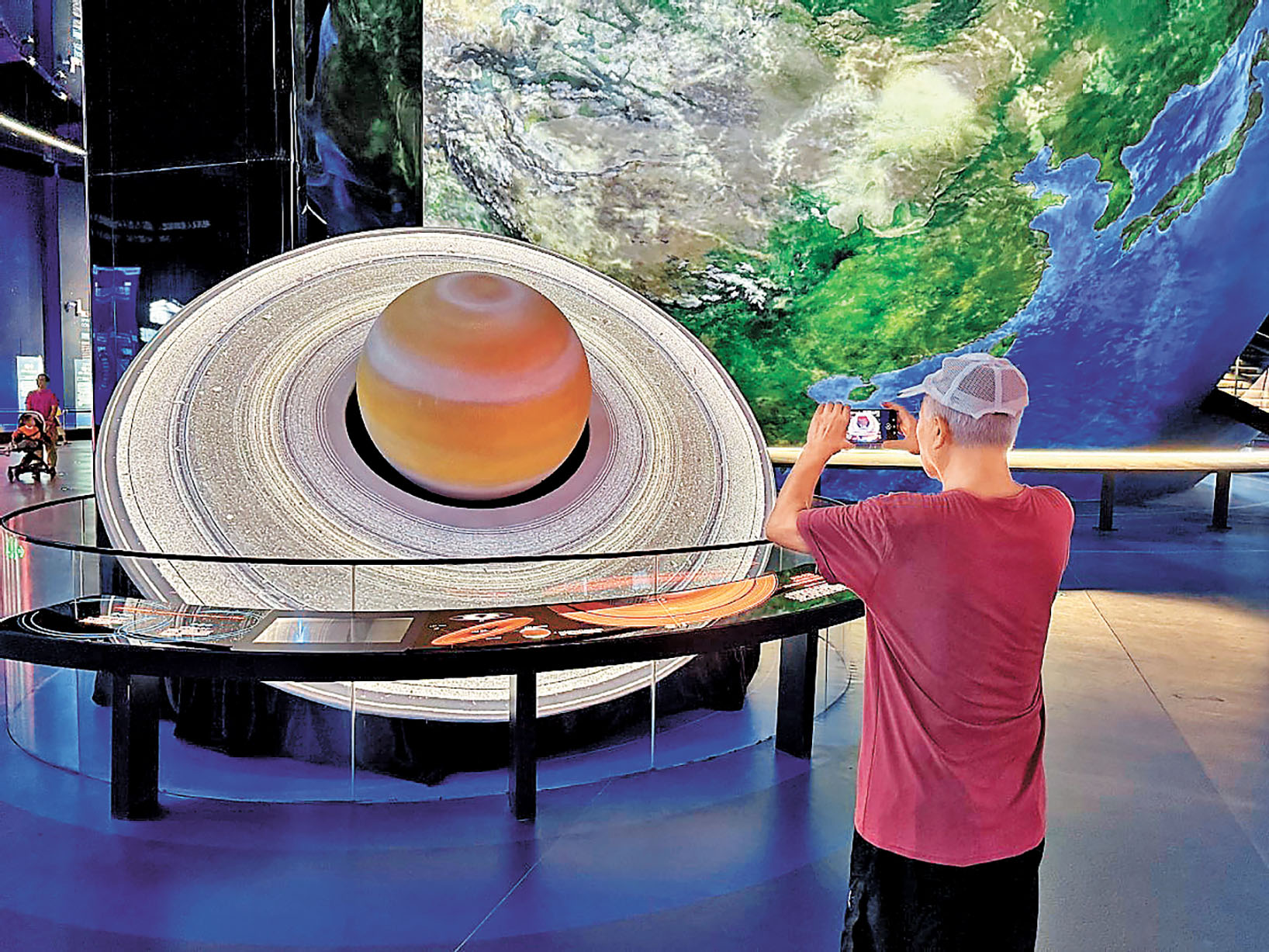 ■可躺在神舟號太空船返回艙內拍攝照片。