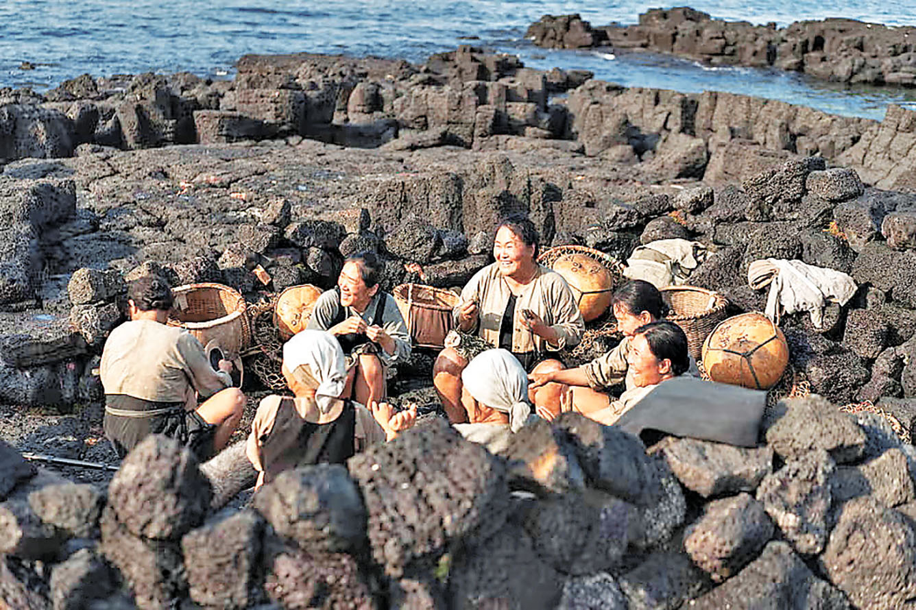 ■濟州島的海女們在岸邊檢視徒手捕獲的海產。