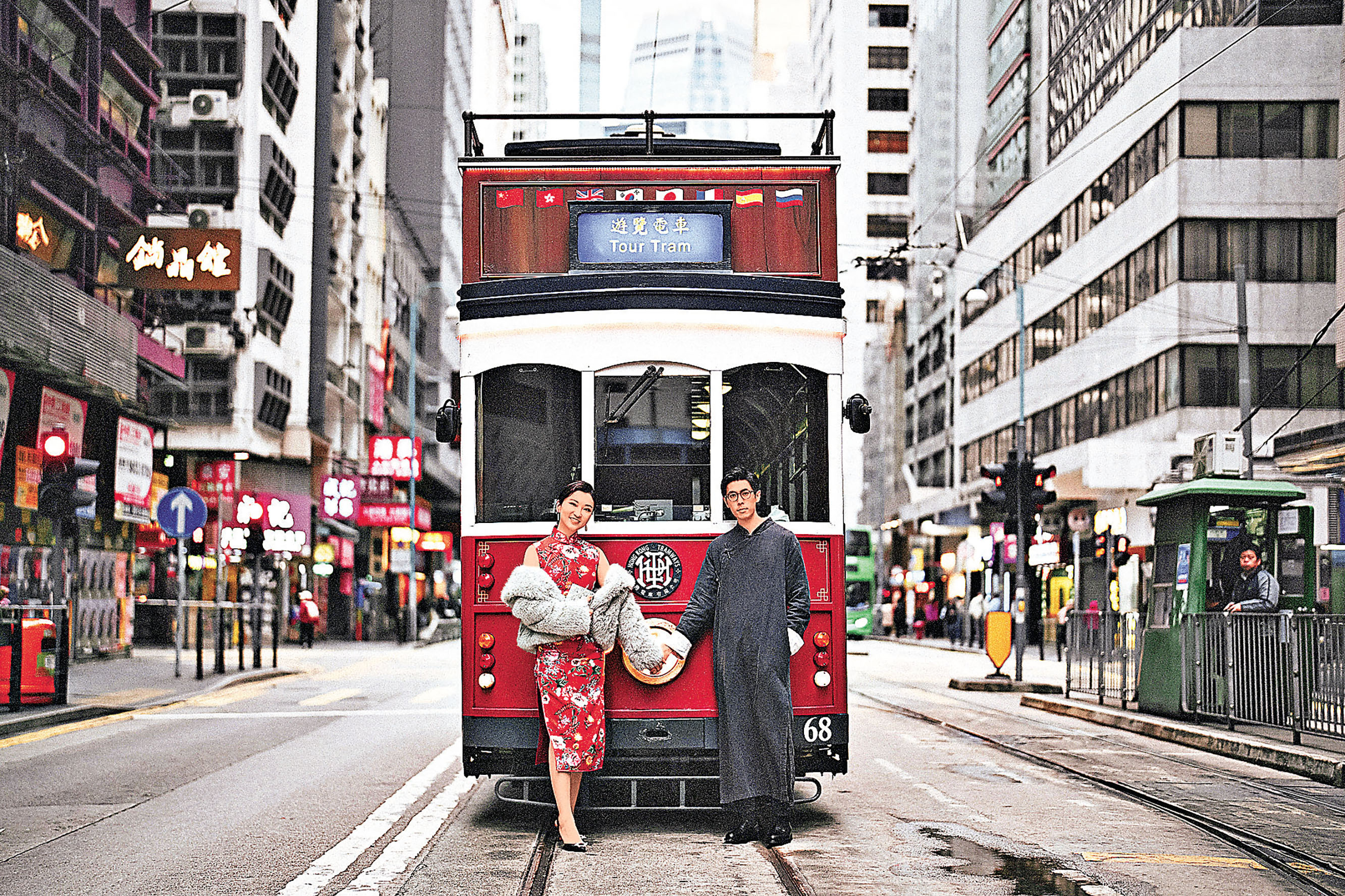 ■穿旗袍、長衫登上古雅電車。