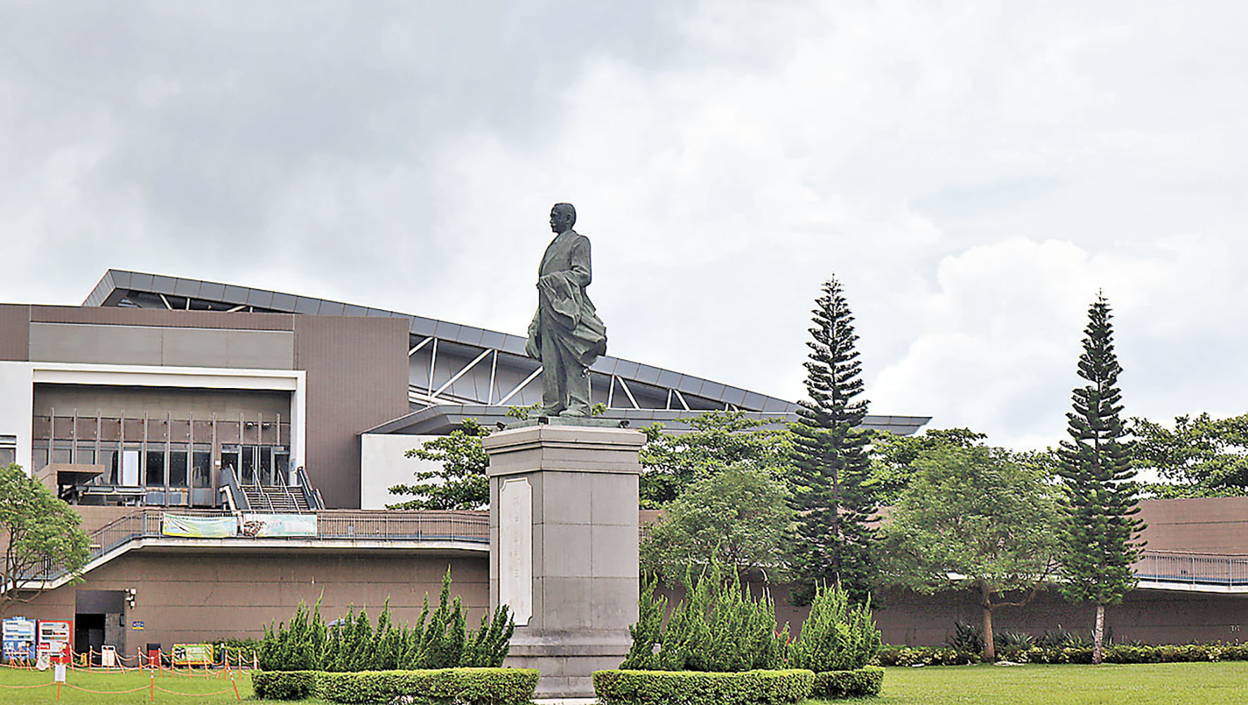 ■宏偉的孫中山紀念像。