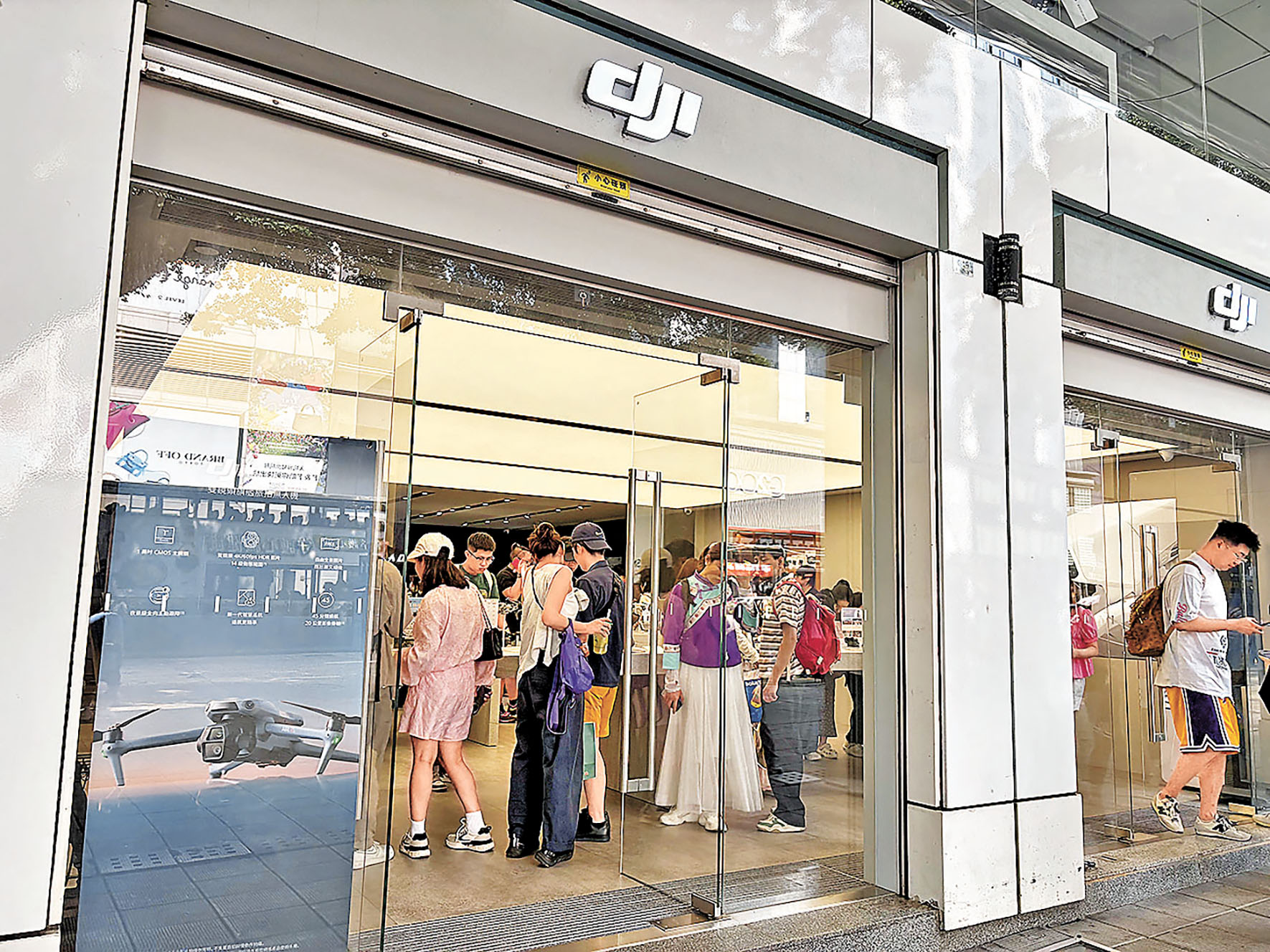 ■大疆無人機店吸引遊客目光。