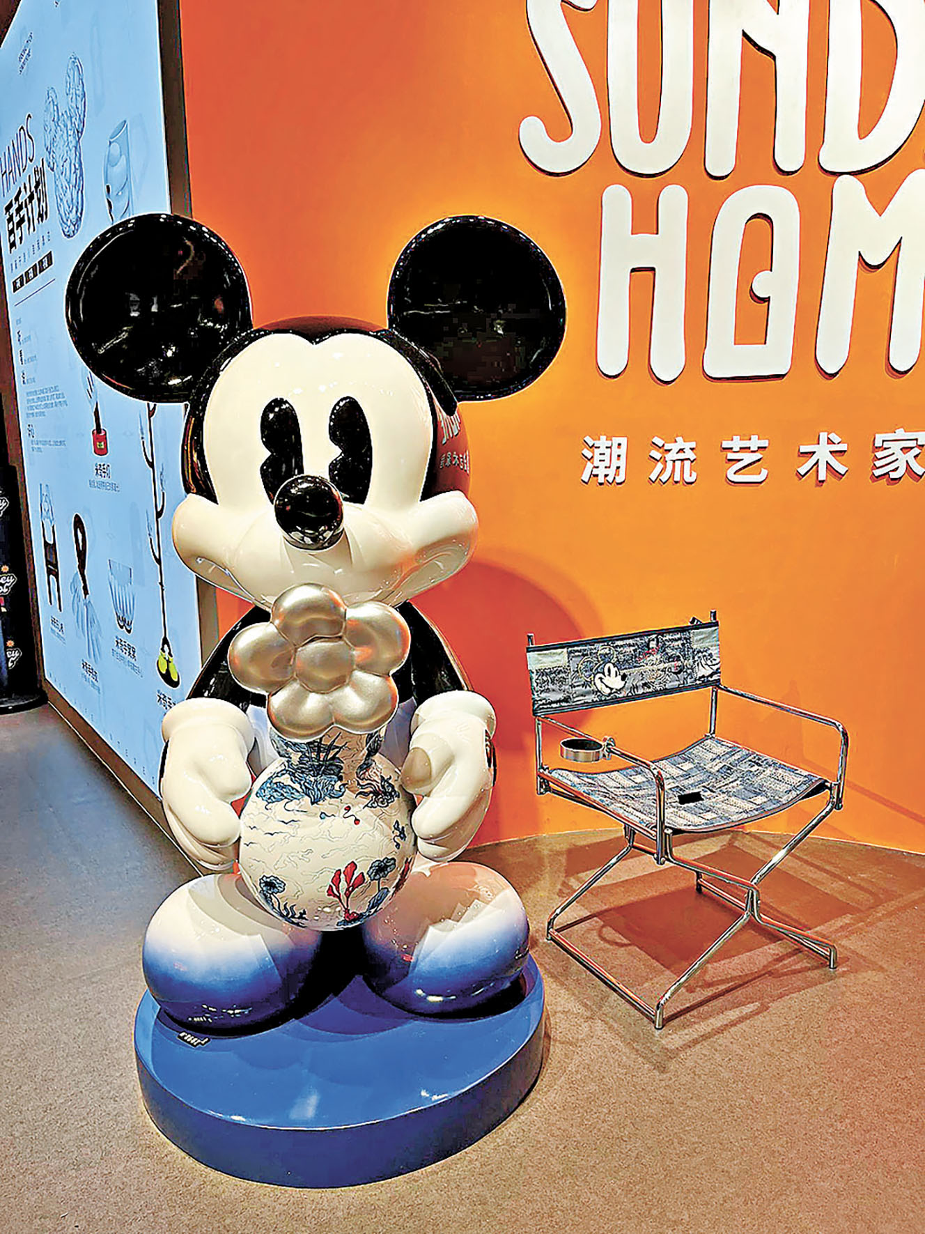 ■大大隻米奇恭迎顧客光臨。