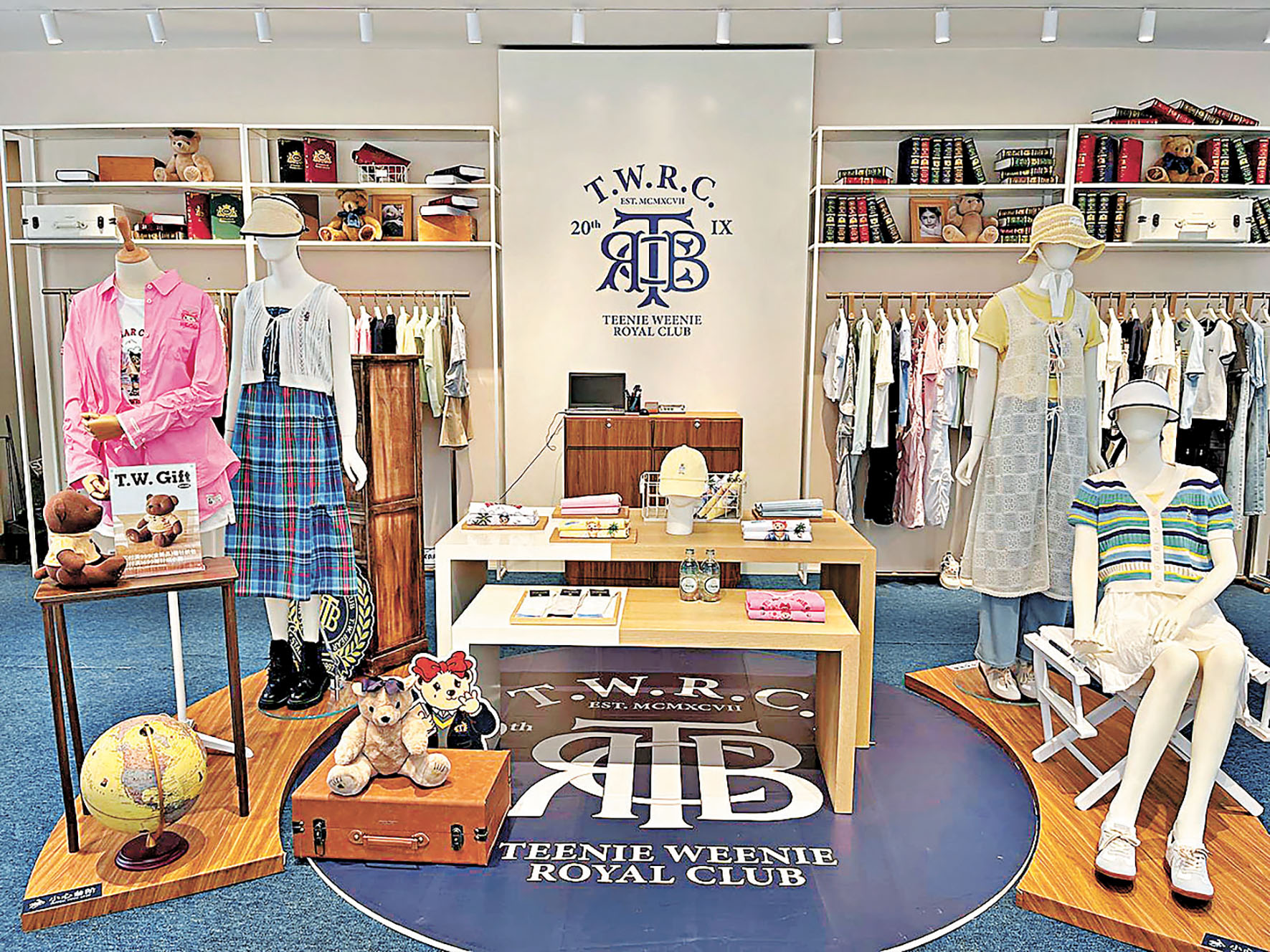 ■快閃店內的服飾清新簡約。