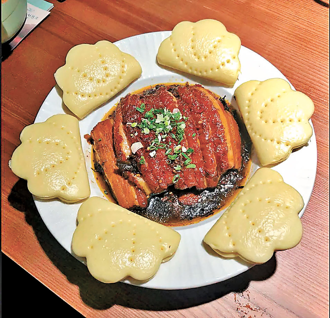 ■肥而不膩的梅菜扣肉餅夾饃。