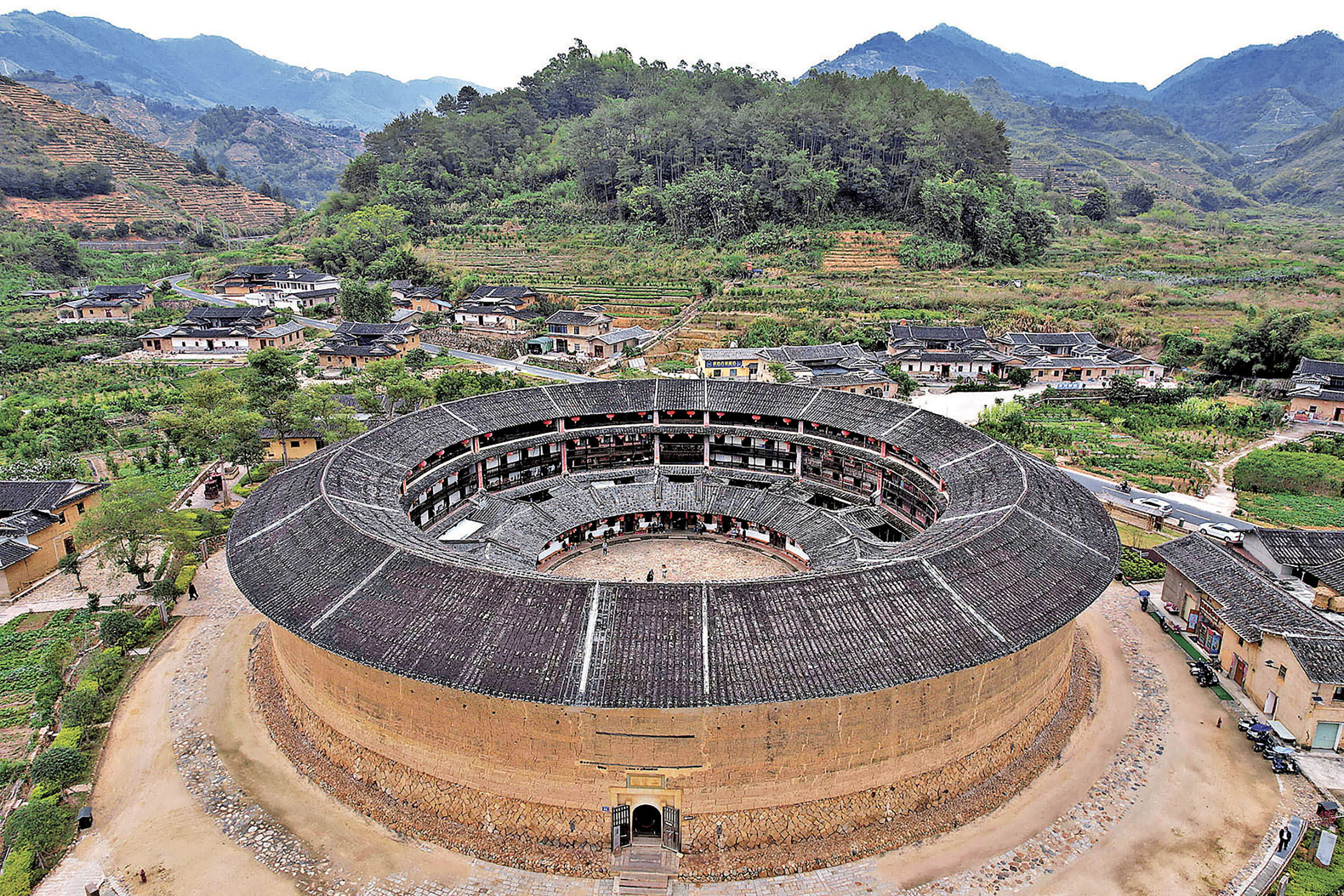 ■始建於1740年的二宜樓外觀宏偉，防禦性強兼且具美感。