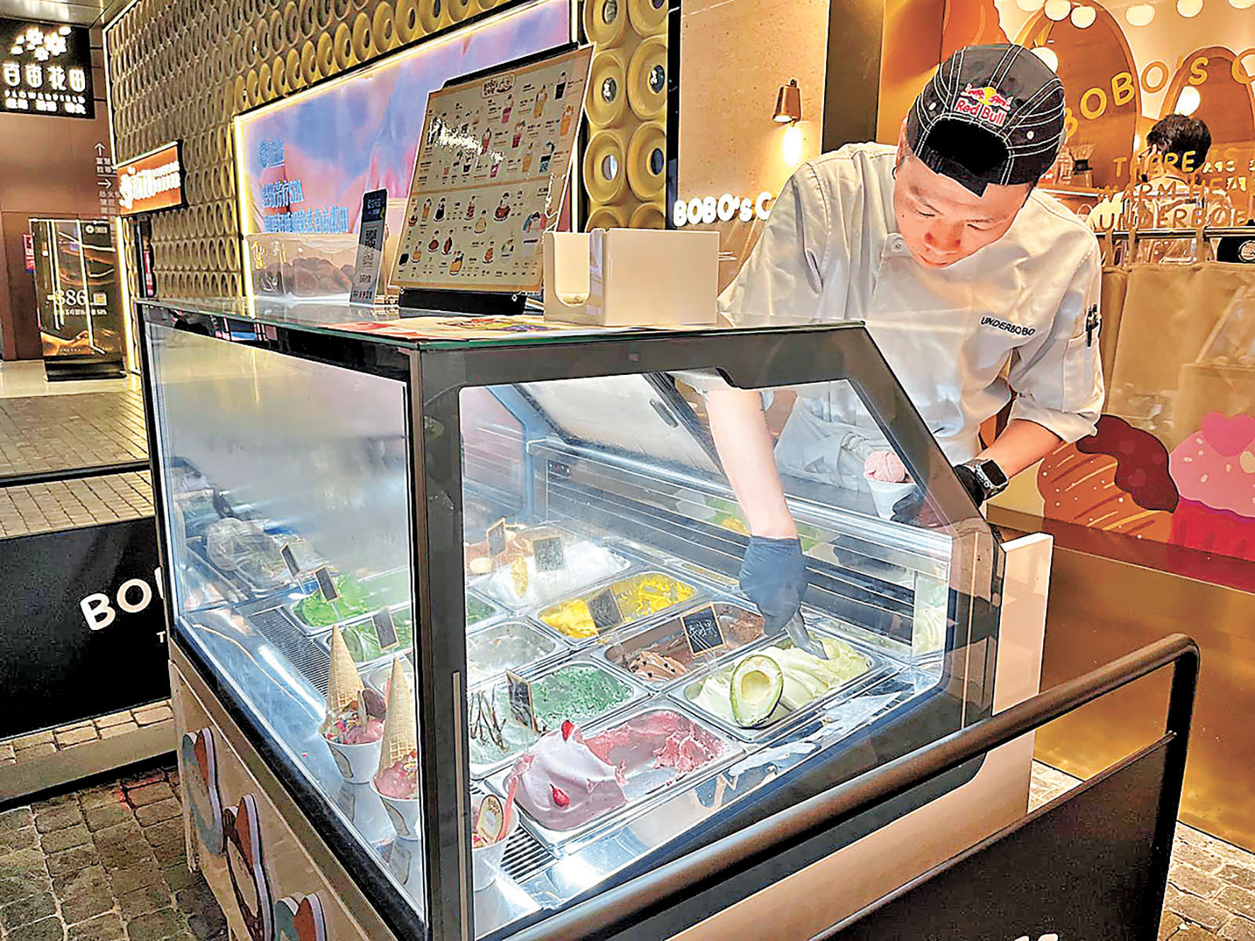 ■雪糕檔在Cafe門外,未到炎夏已不時出現人潮。