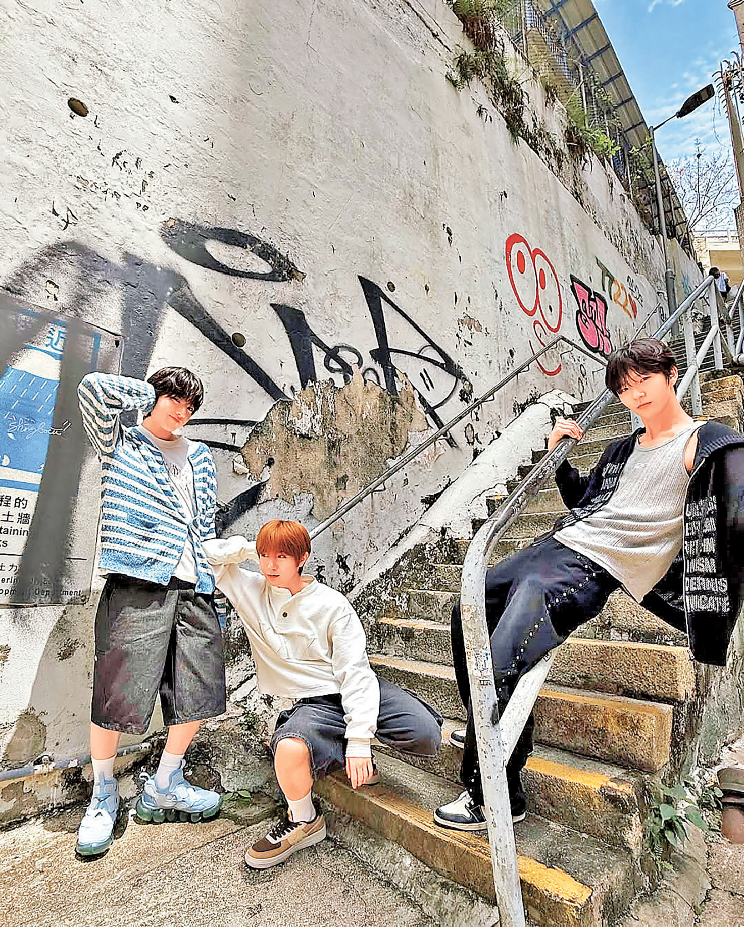 ■成員在樓梯上擺出型格Pose。