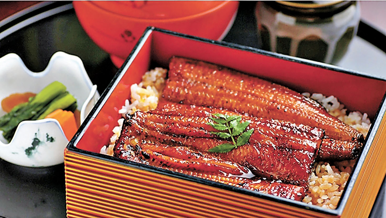 ■菊屋代代祖傳的頂級鰻魚料理,醬汁色澤光亮。