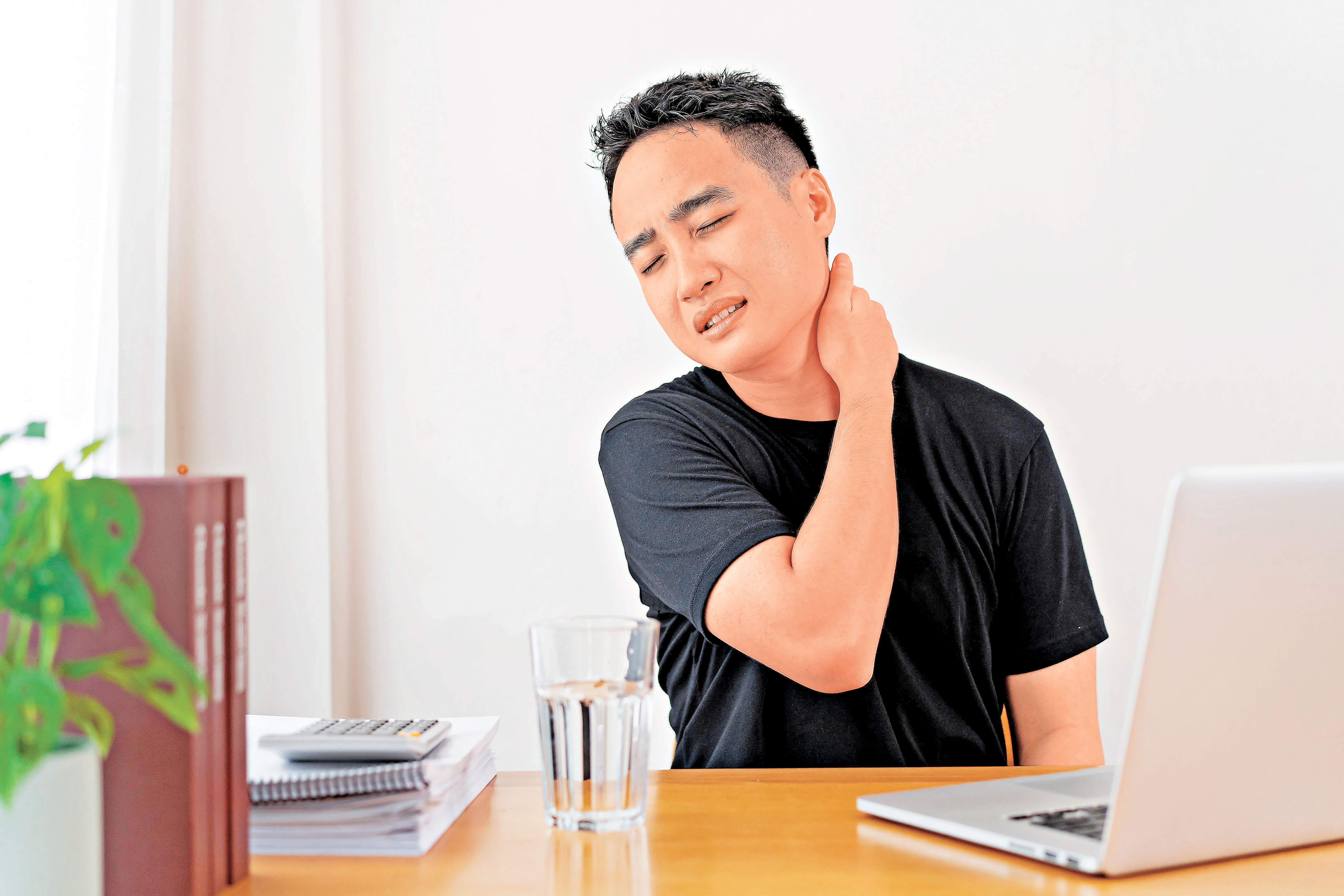 ■長期吹冷氣會加劇肩頸痛。