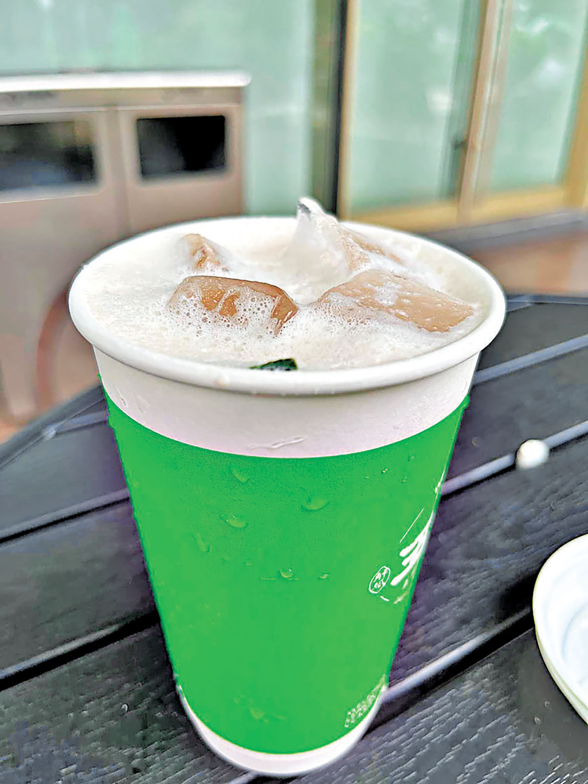 ■石里香檸檬打奶茶有絲滑椰奶配香水檸檬,超好喝。