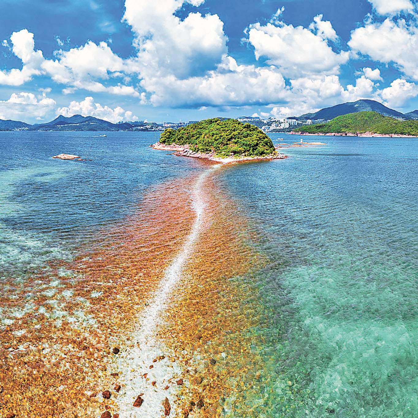 ■連接對岸的天然沙石堤。