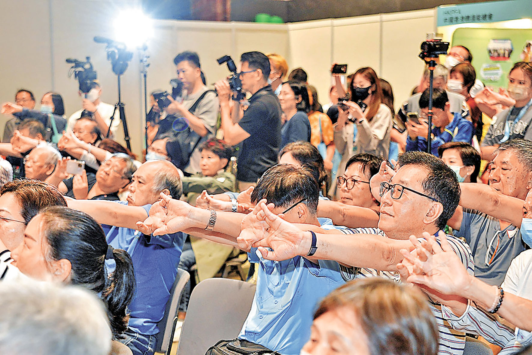 ■觀眾一齊做健康操。