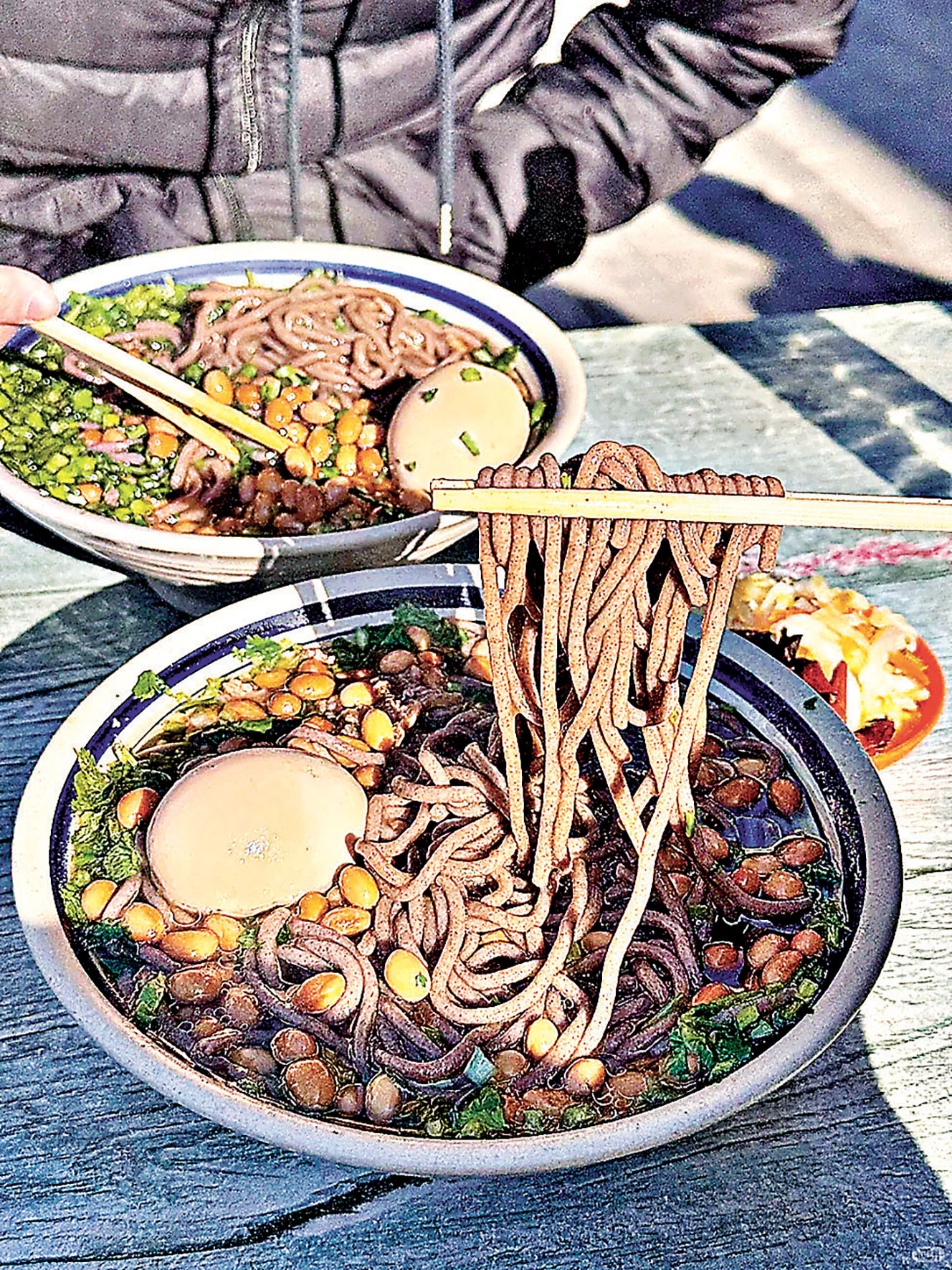 ■餄餎麵呈現特有的淺琥珀色。