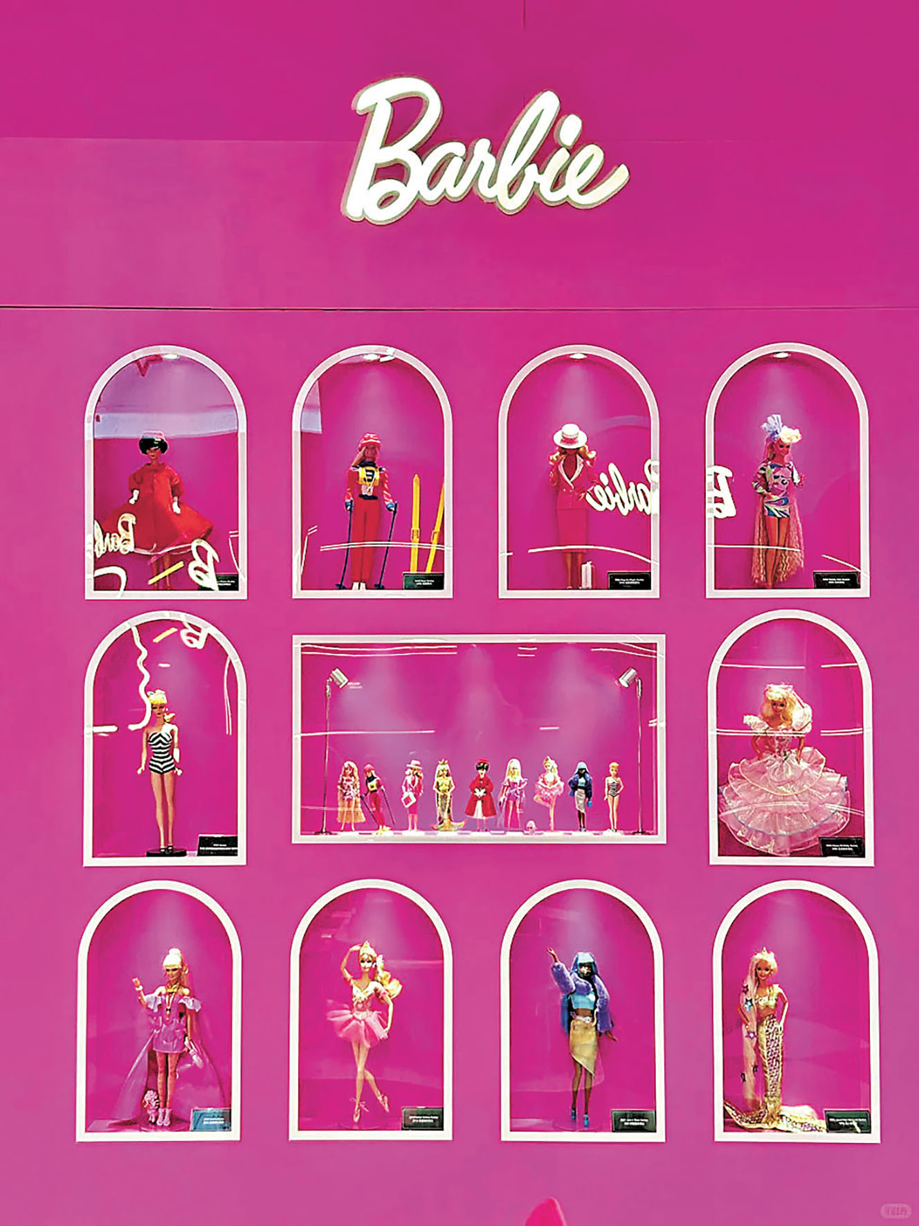 ■粉紅色專櫃展出歷代芭比公仔，回憶滿滿。