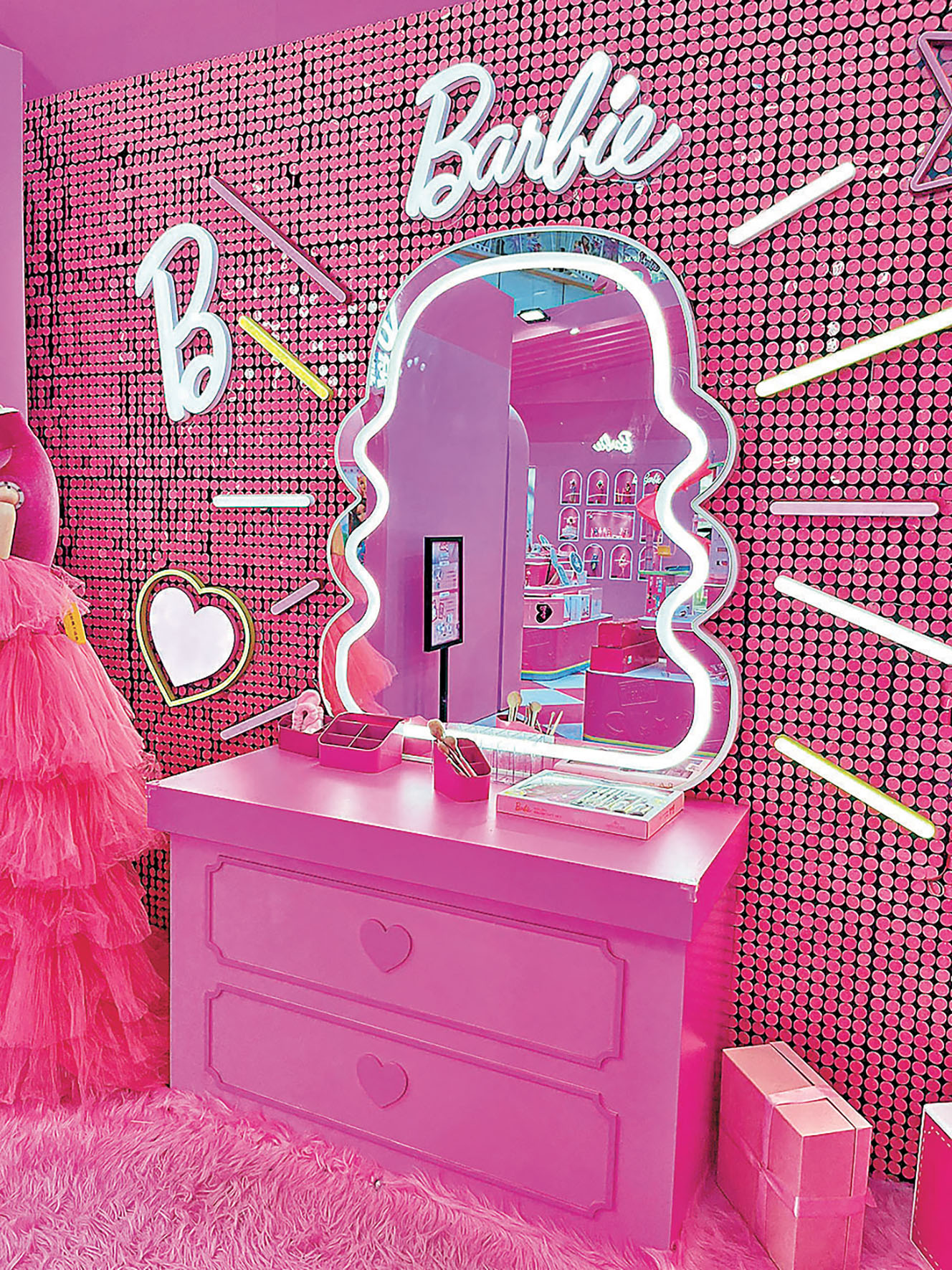 ■靚靚梳妝台、牆及鏡滲出粉嫩少女風。