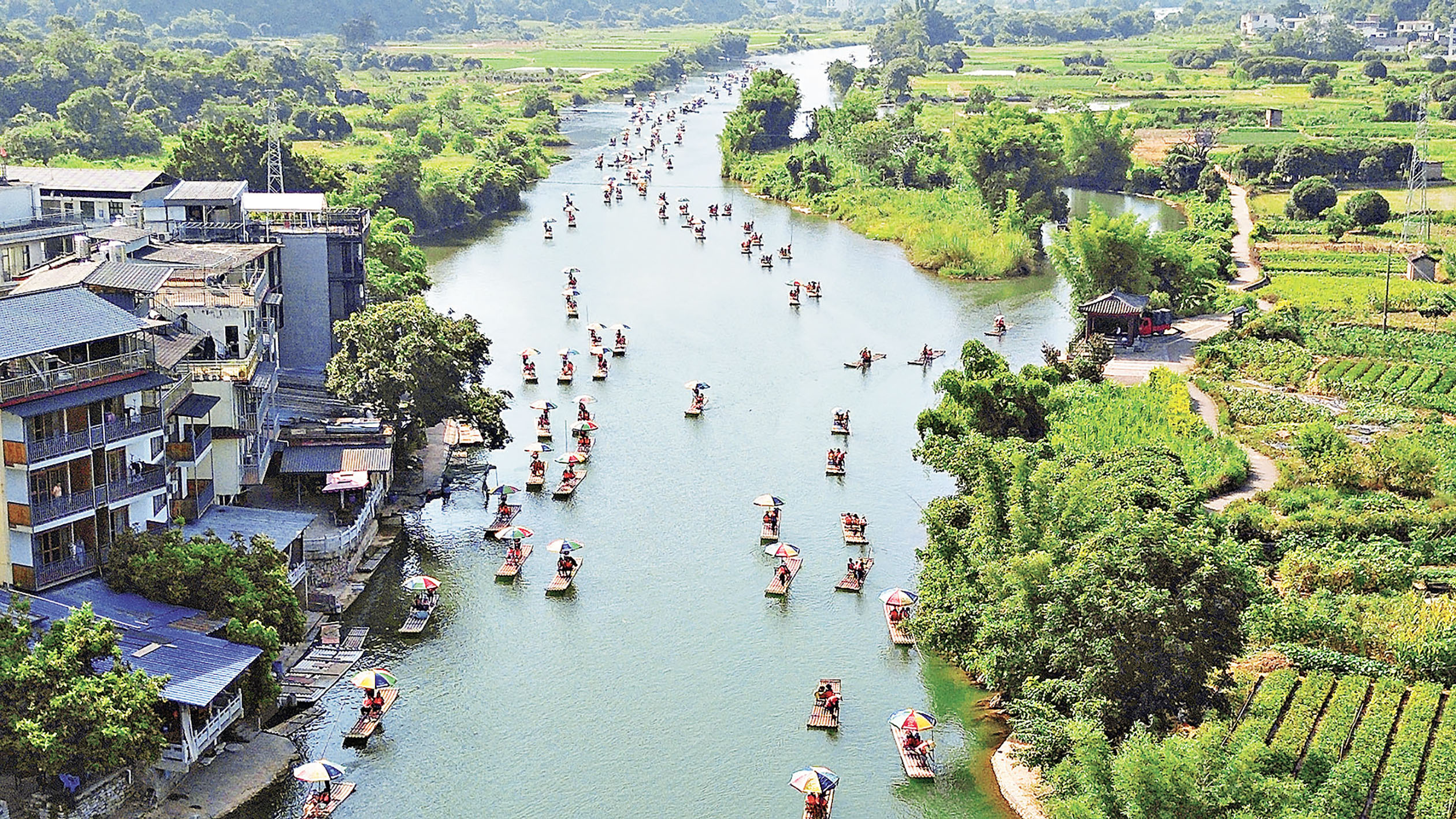 ■遊人乘坐竹筏在遇龍河漂流觀景。新華社