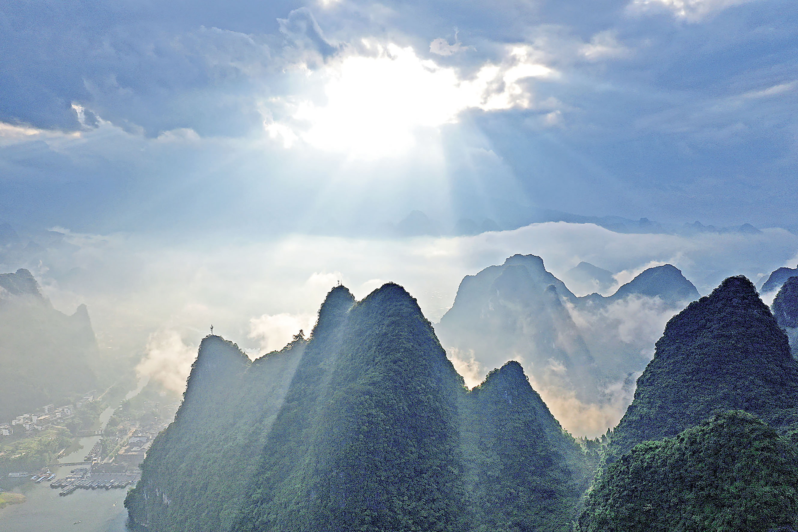 ■灕江沿岸喀斯特風光。 新華社