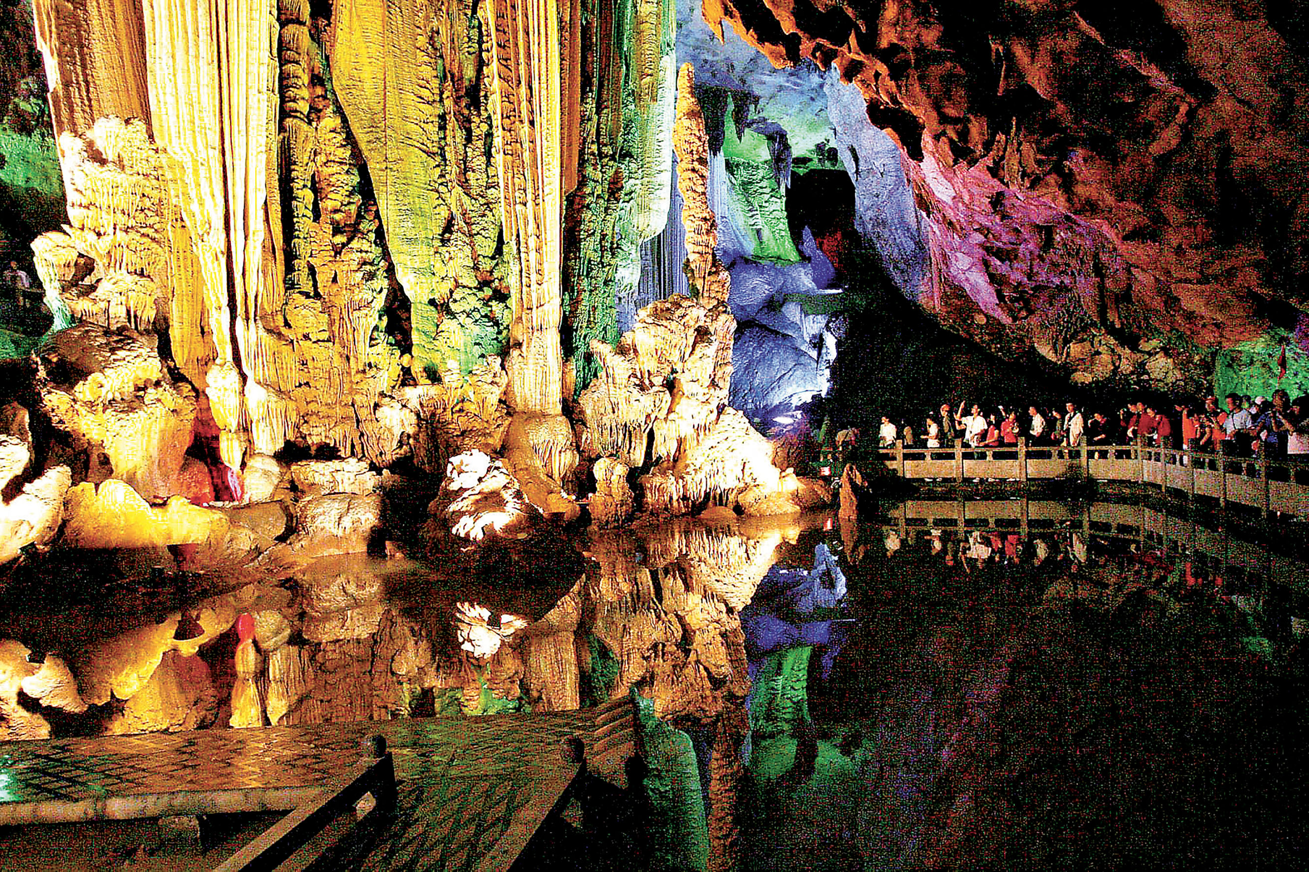 ■遊人在銀子岩內飽覽溶洞奇觀。 中新社