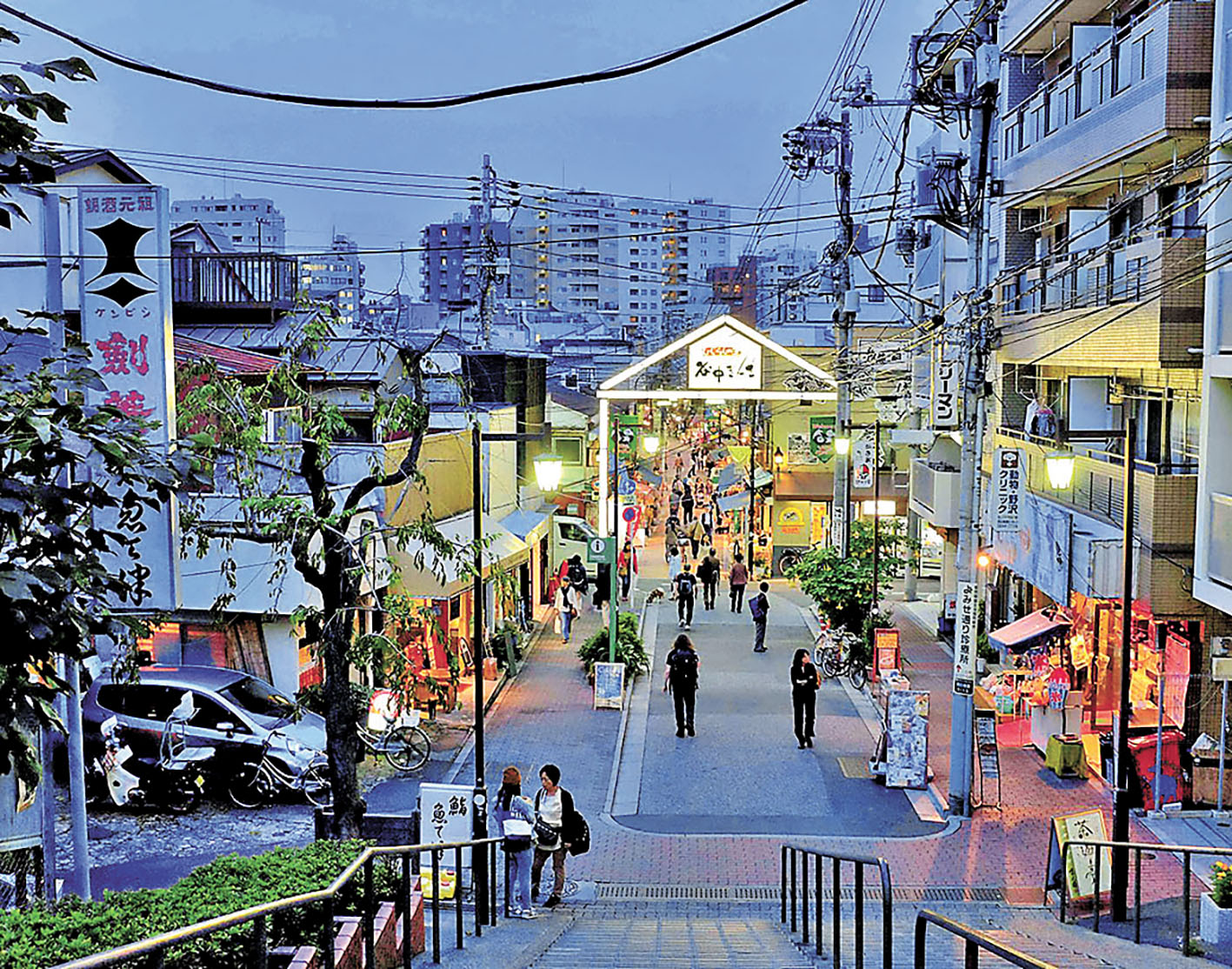■谷中銀座黃昏夜景充滿懷舊風情。