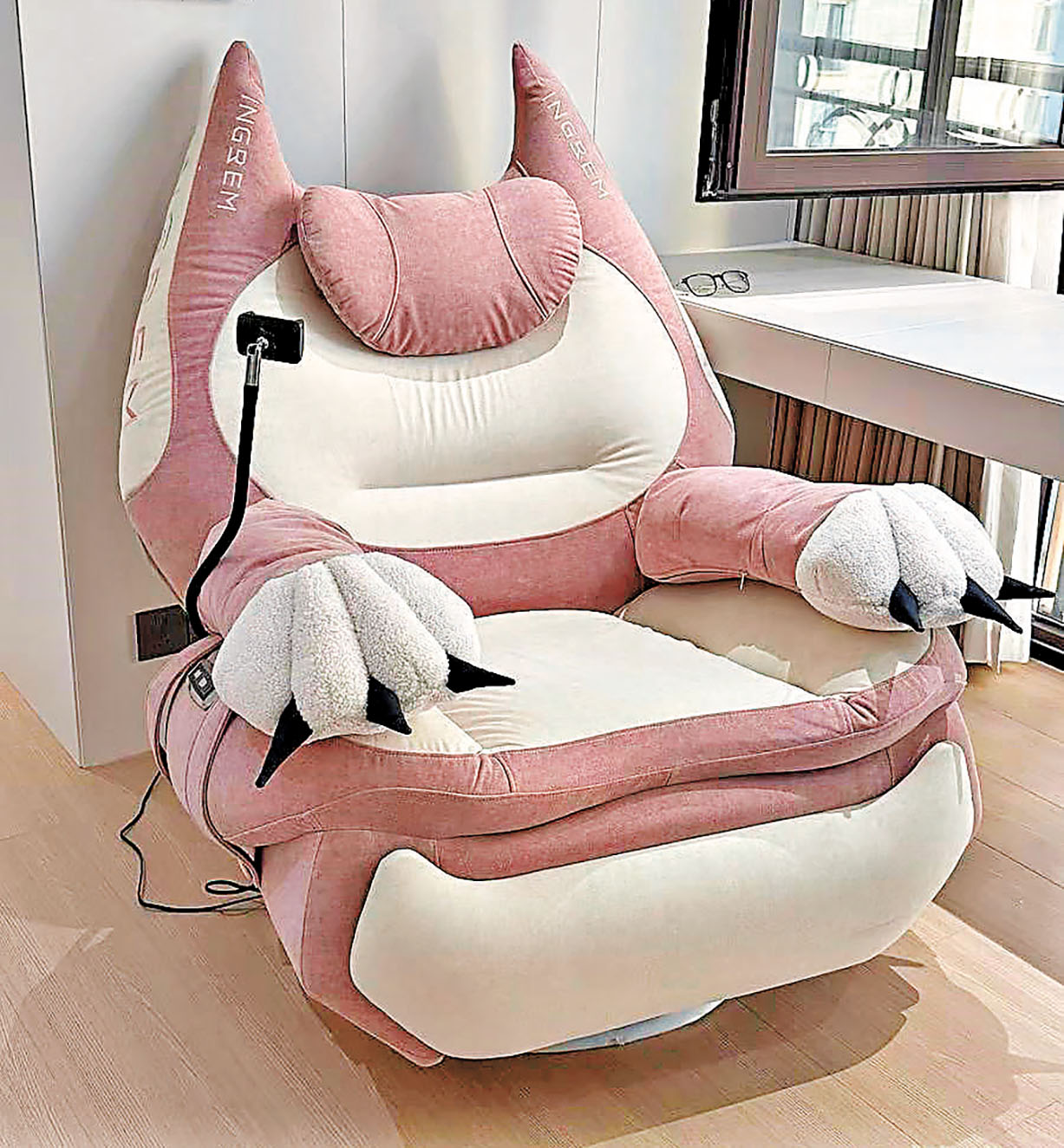 ■側面還配備一個手機支架。