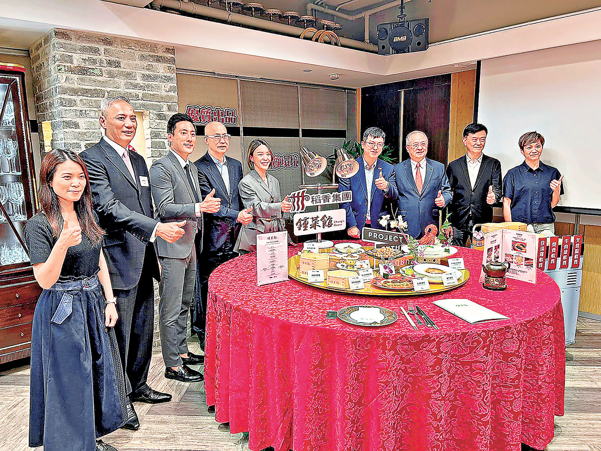 ■鍾偉平（左二）和鍾凌峰（左三）出席鍾菜館軟餐推介會。