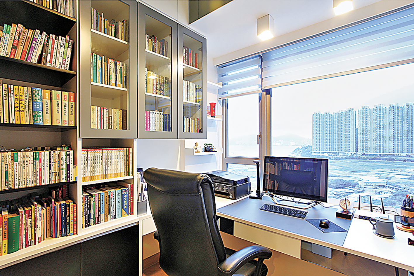 ■房內設置了L形書櫃，並與窗台連接。