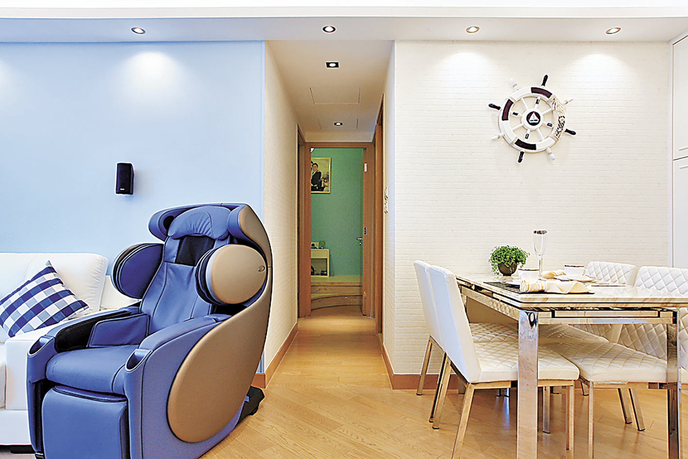 ■客廳藍色牆身切合設計主題，並劃分開兩廳。